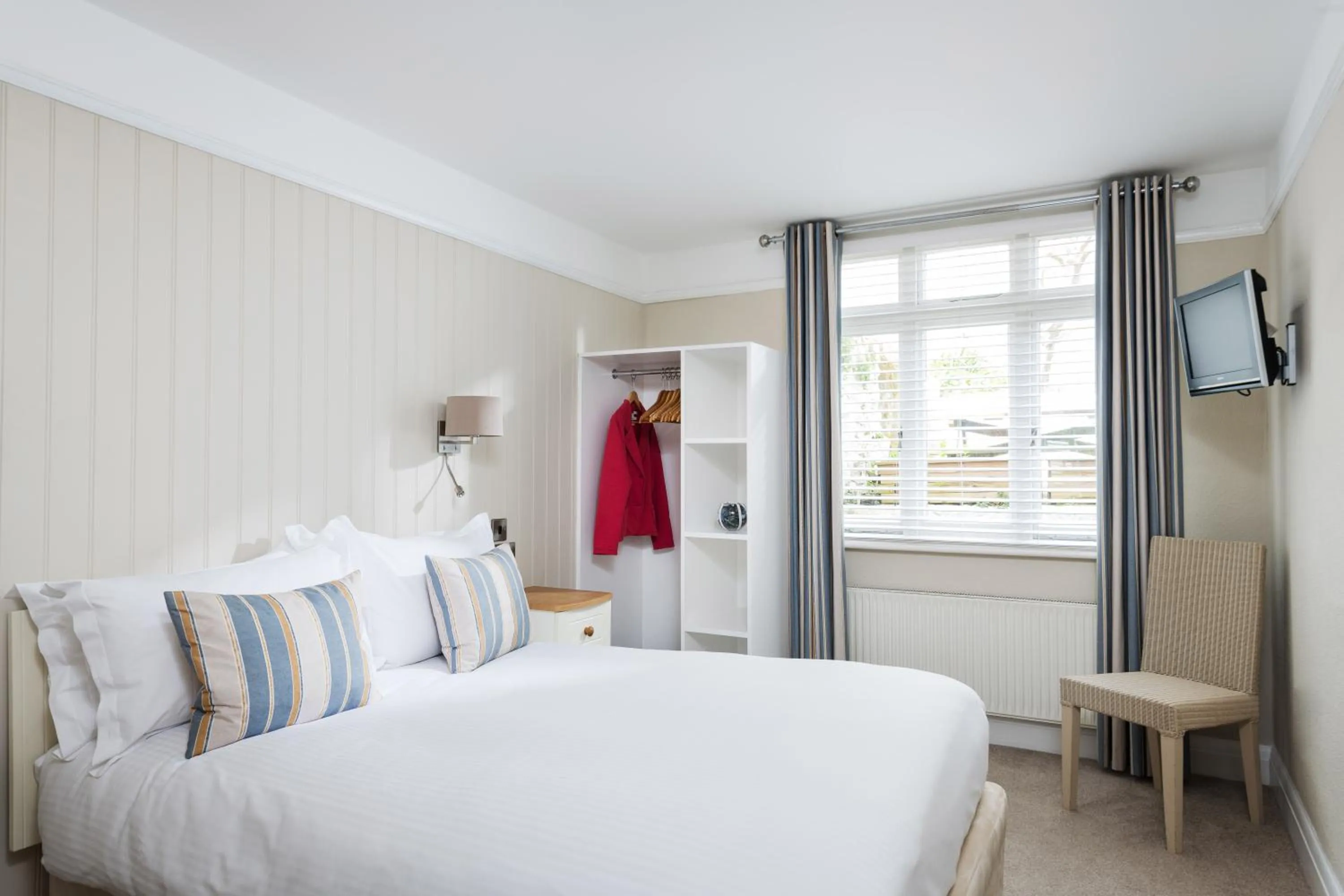 Photo of the whole room, Bed in The Ship Inn