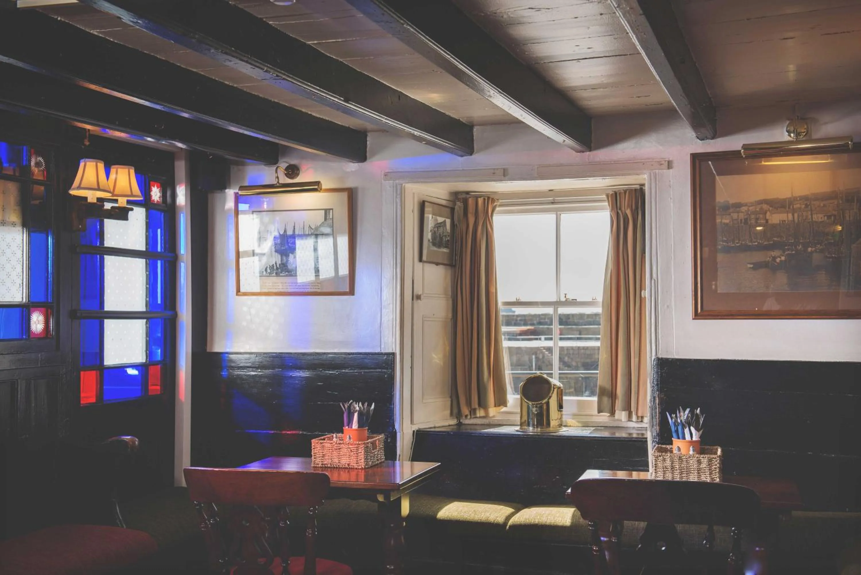 Restaurant/places to eat in The Ship Inn