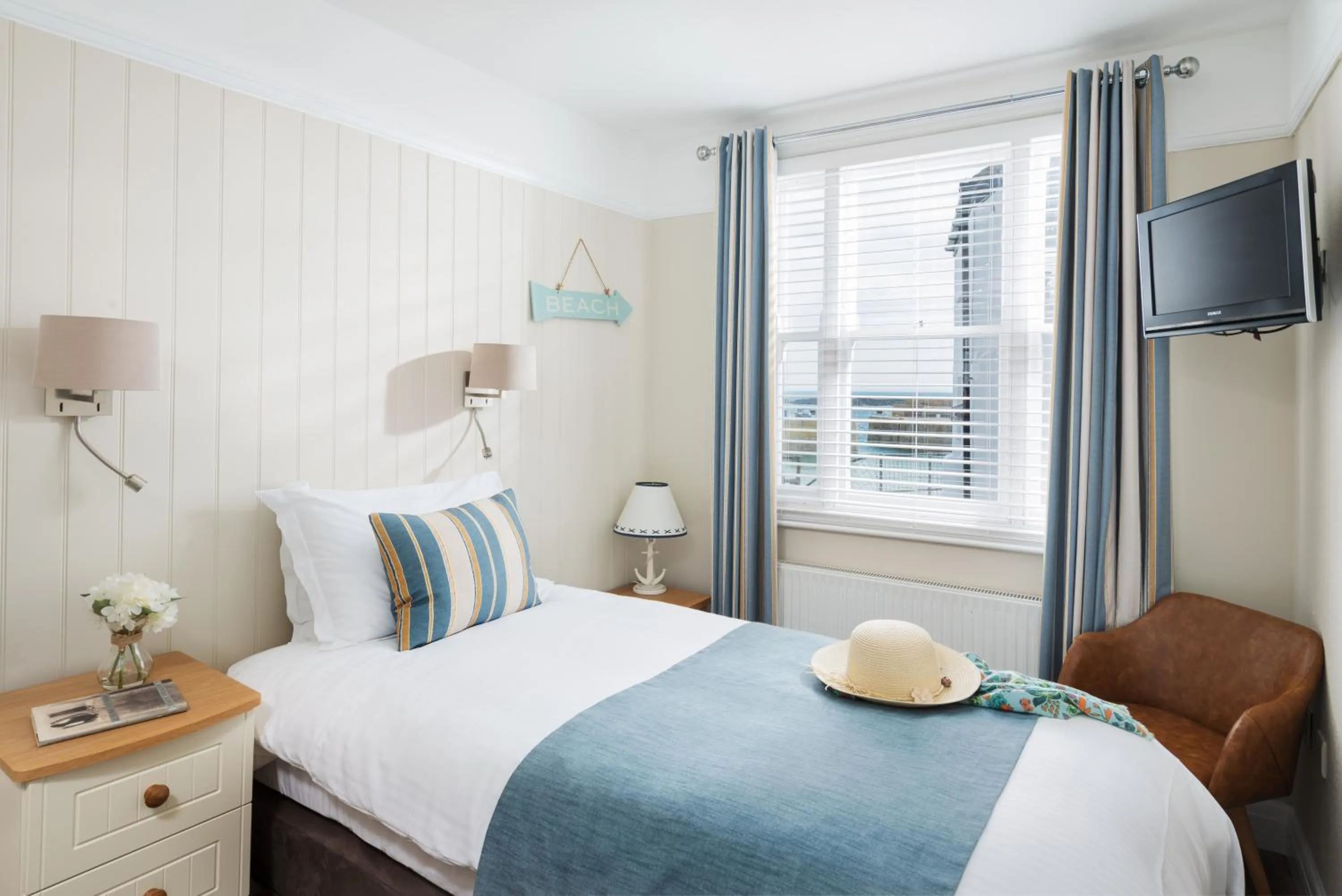 Photo of the whole room, Bed in The Ship Inn