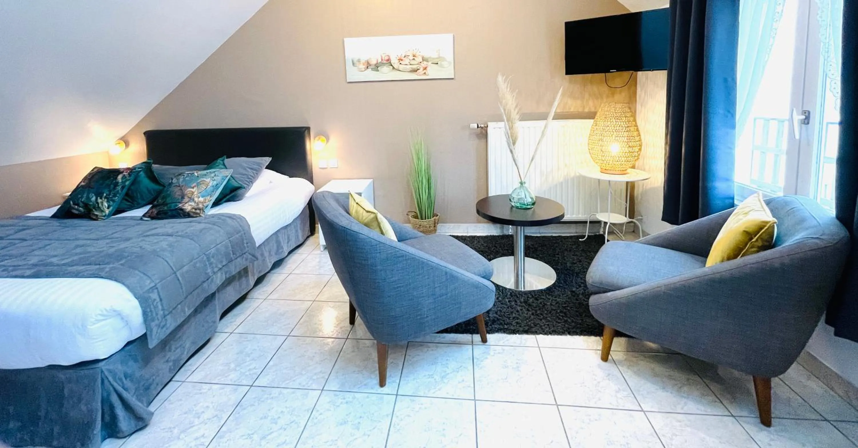 Living room, Bed in La Maison Blanche