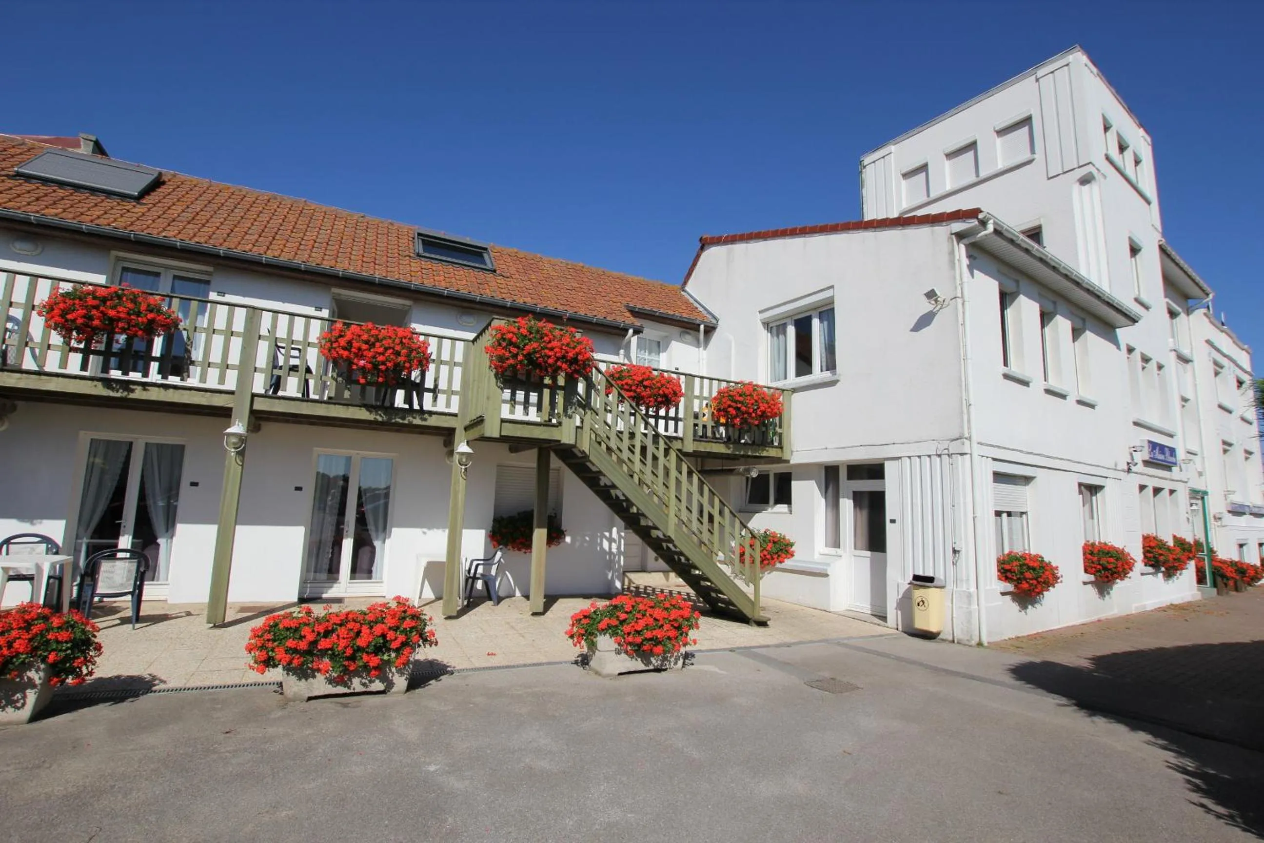 Facade/entrance in La Maison Blanche