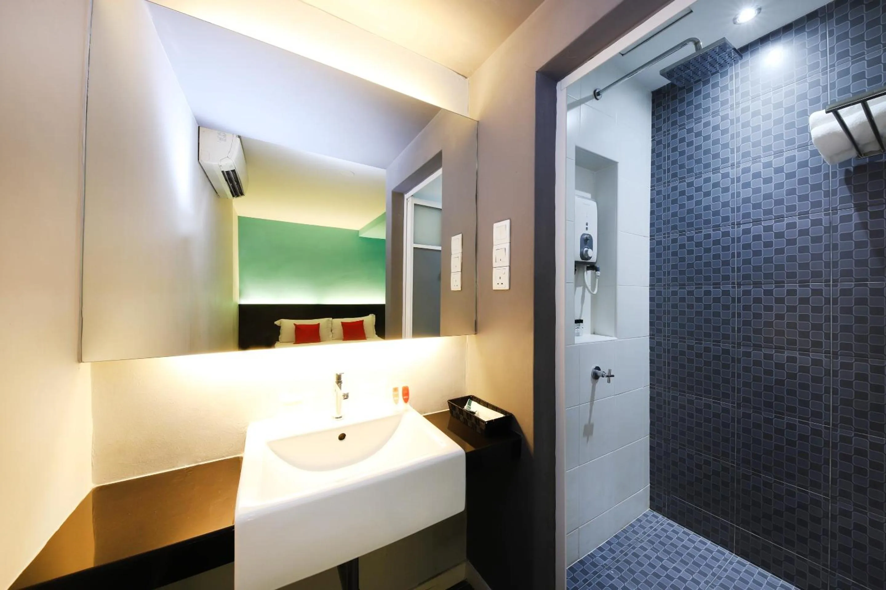 Bathroom, Bed in Hotel O Rooms Boutique Hotel