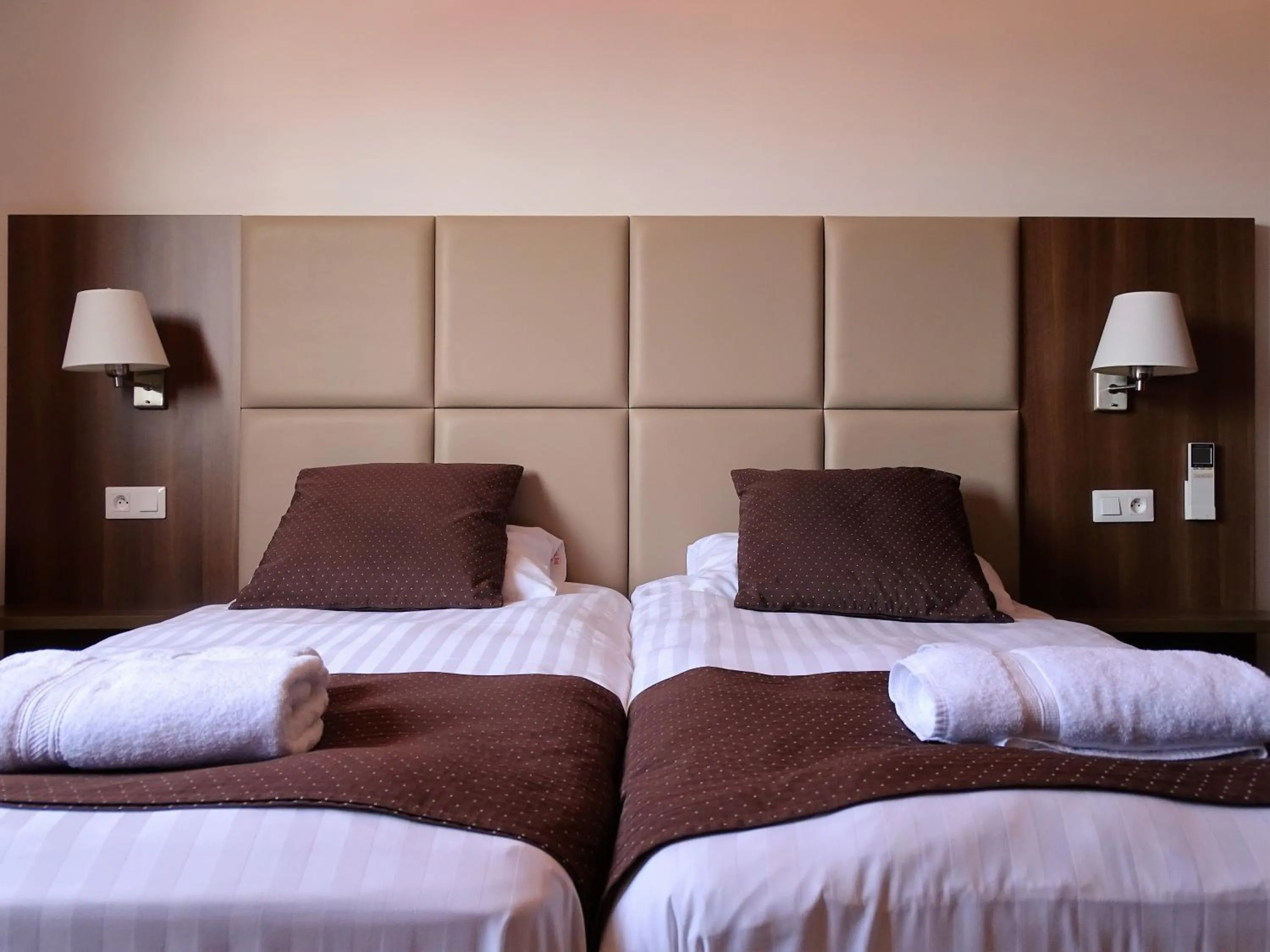 Bedroom, Bed in Logis Hotel Restaurant Le Cara Sol