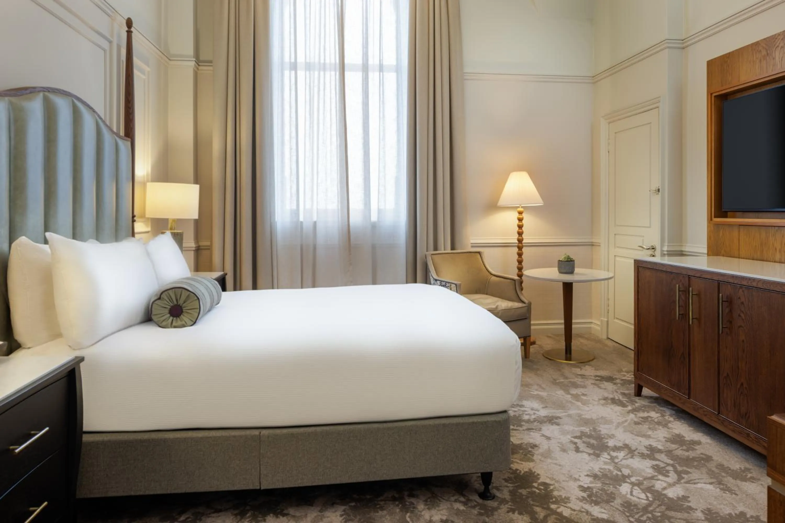 Bed in The Caledonian Edinburgh, Curio Collection by Hilton