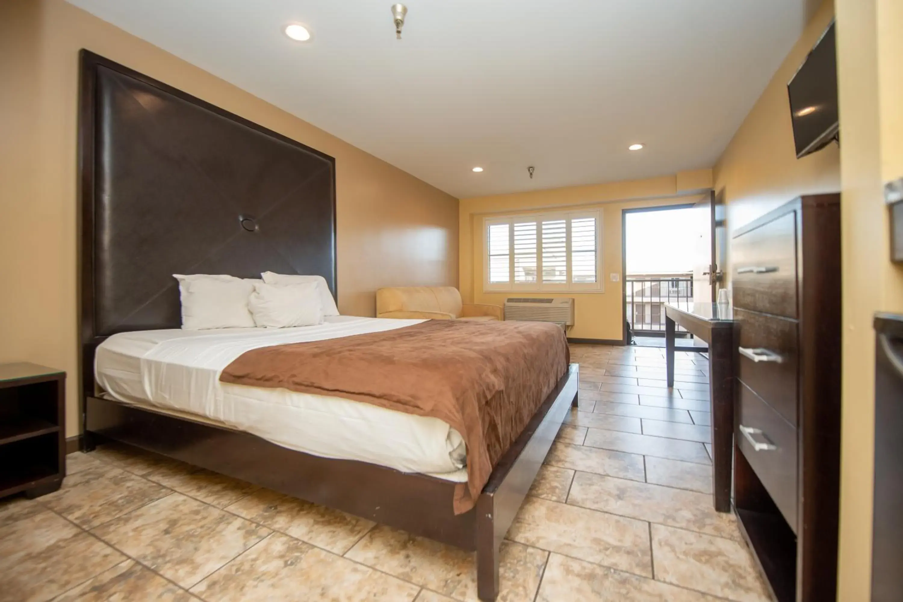 King Room in Casa Bella Inn- Huntington Park King Room in Casa Bella Inn- Huntington Park