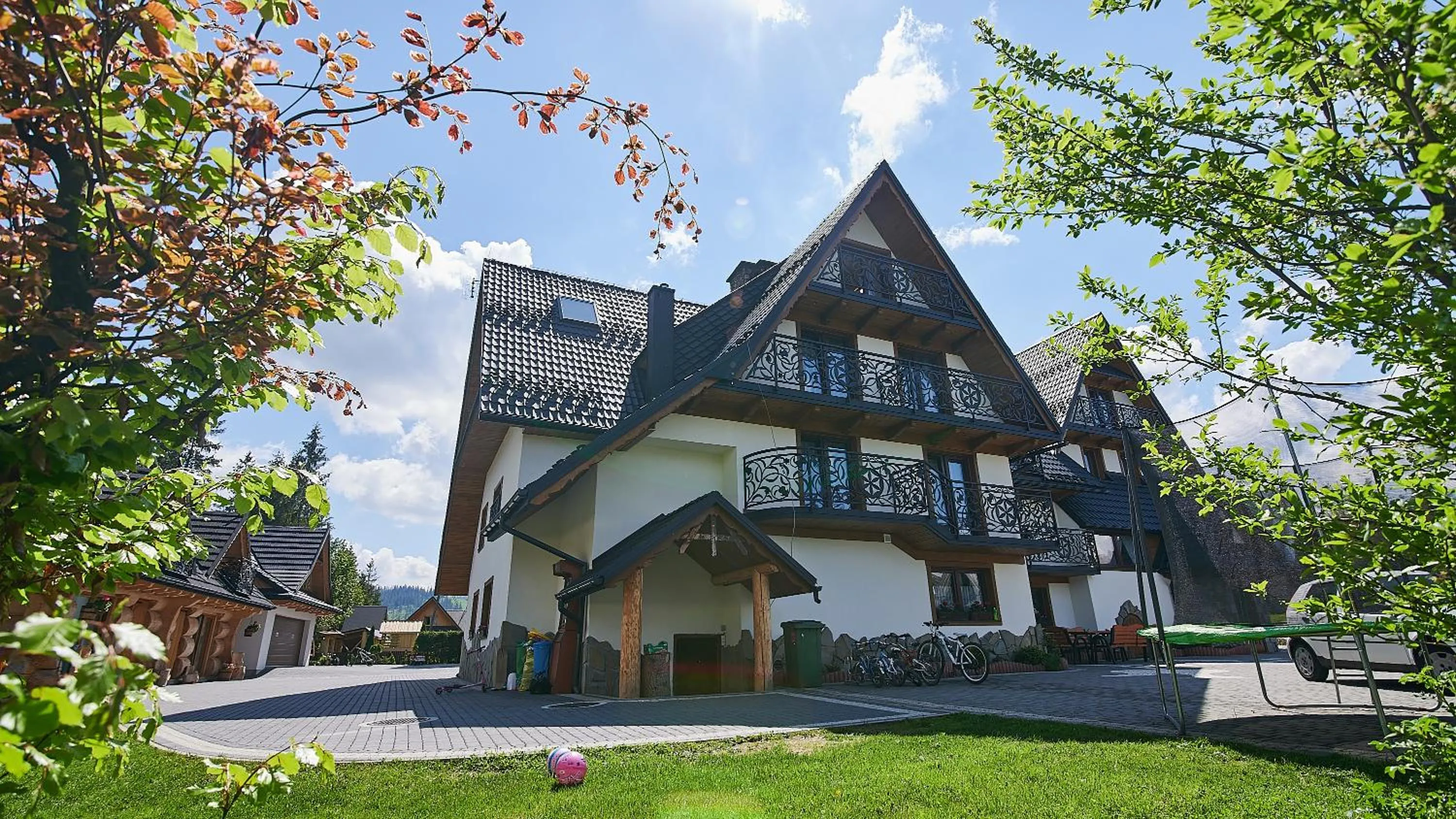 Property building in Leśny Dwór