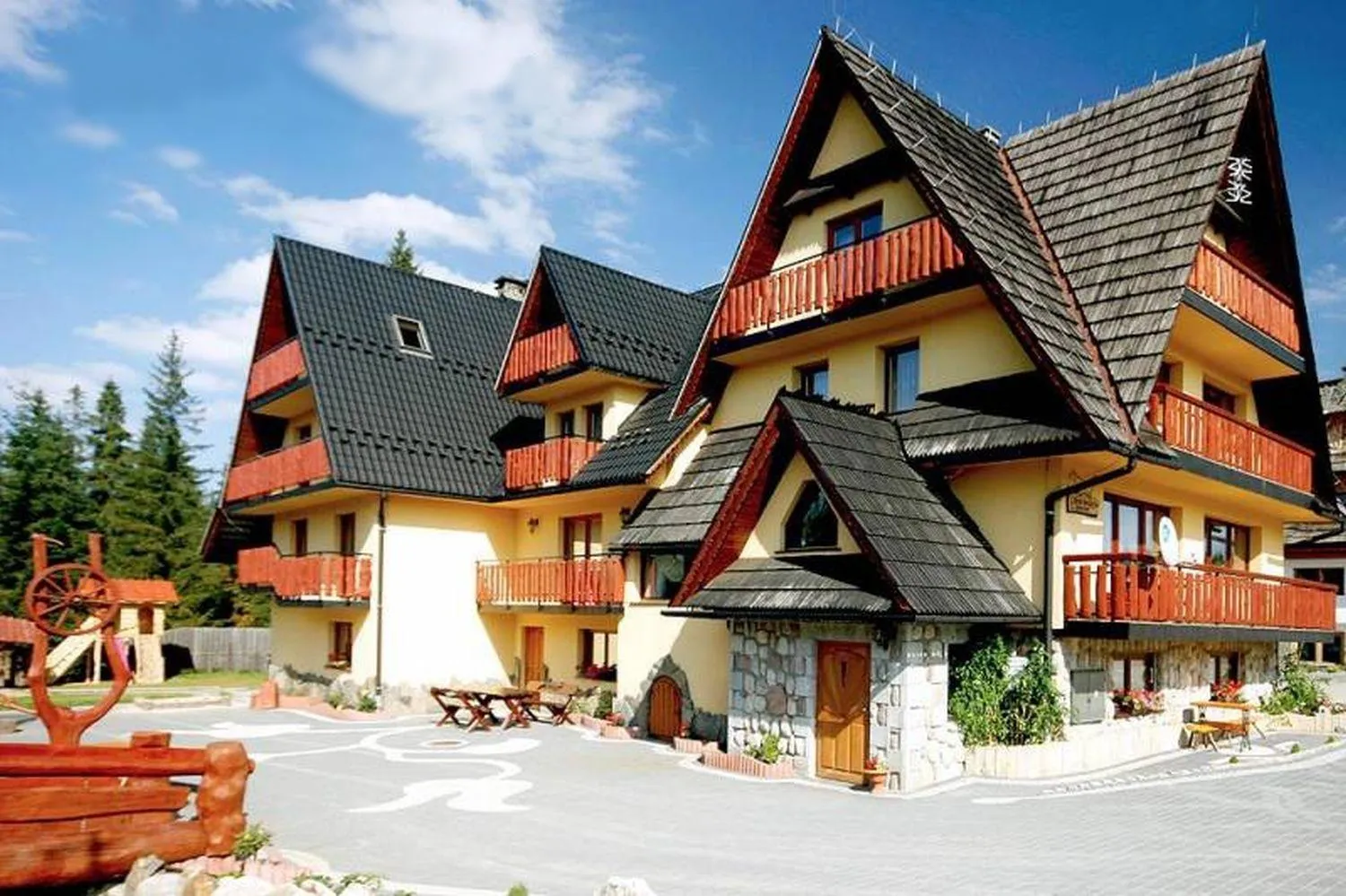 Property building in Leśny Dwór