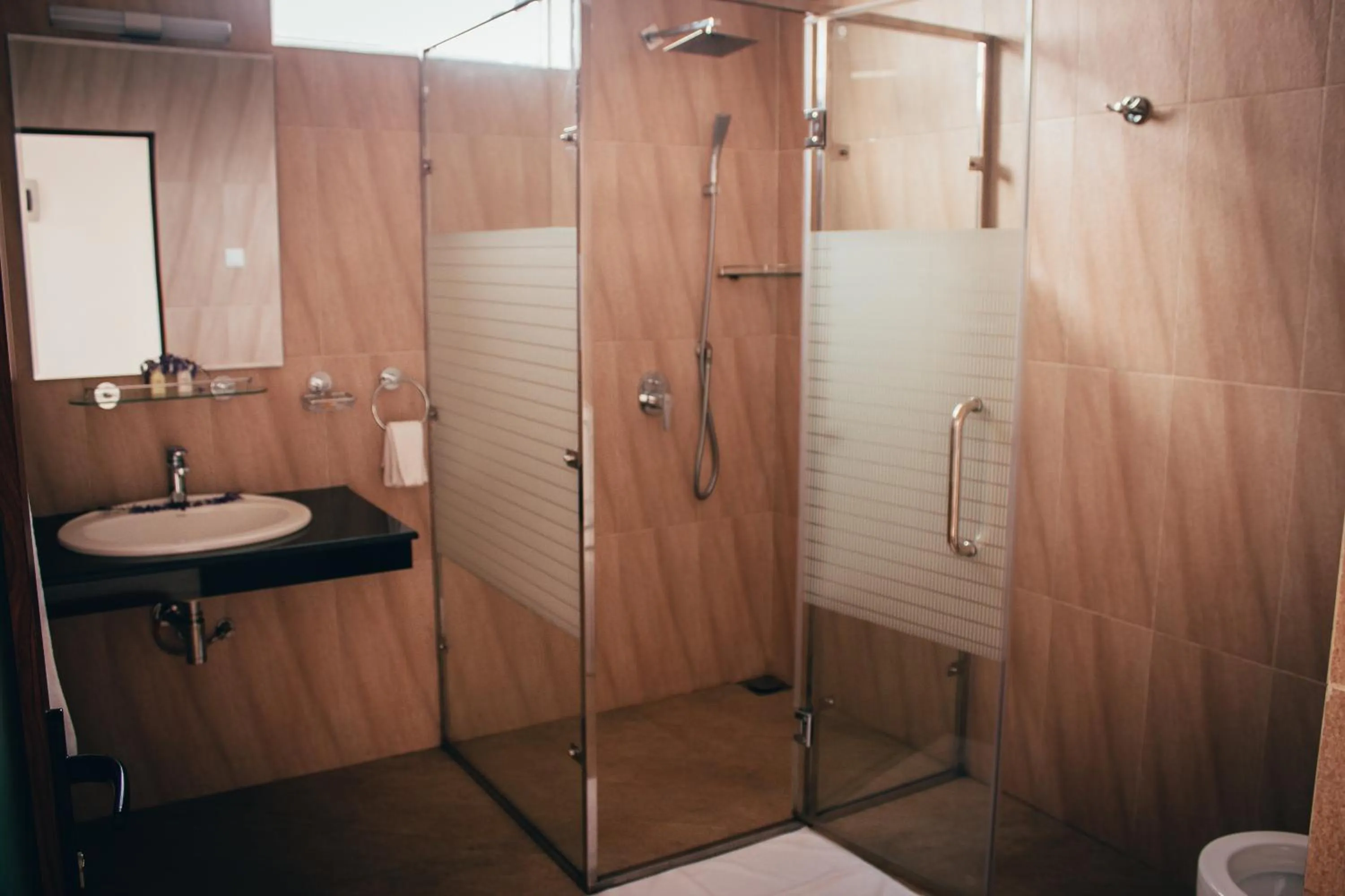 Shower in Amber House Lanka