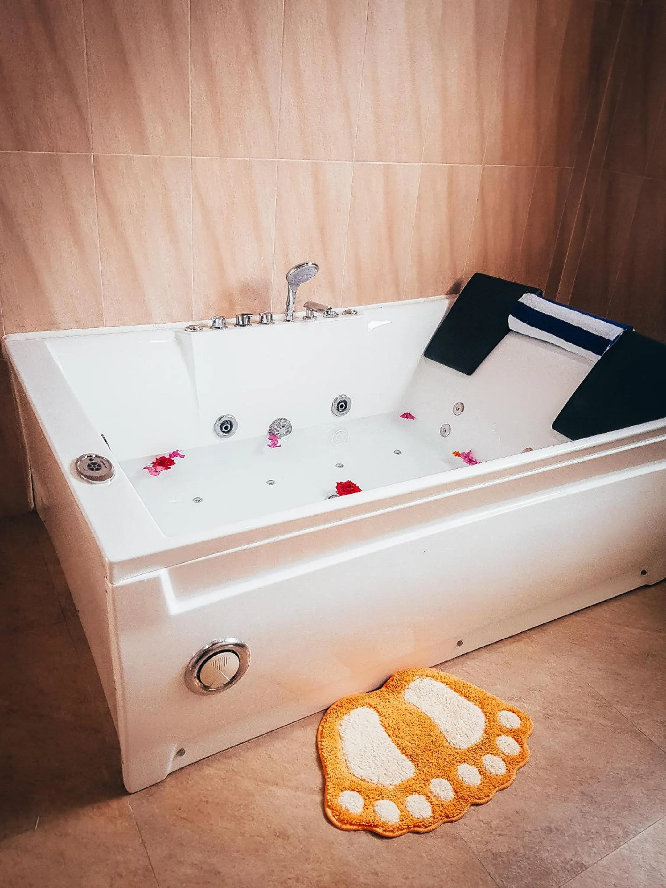 Hot Tub in Amber House Lanka