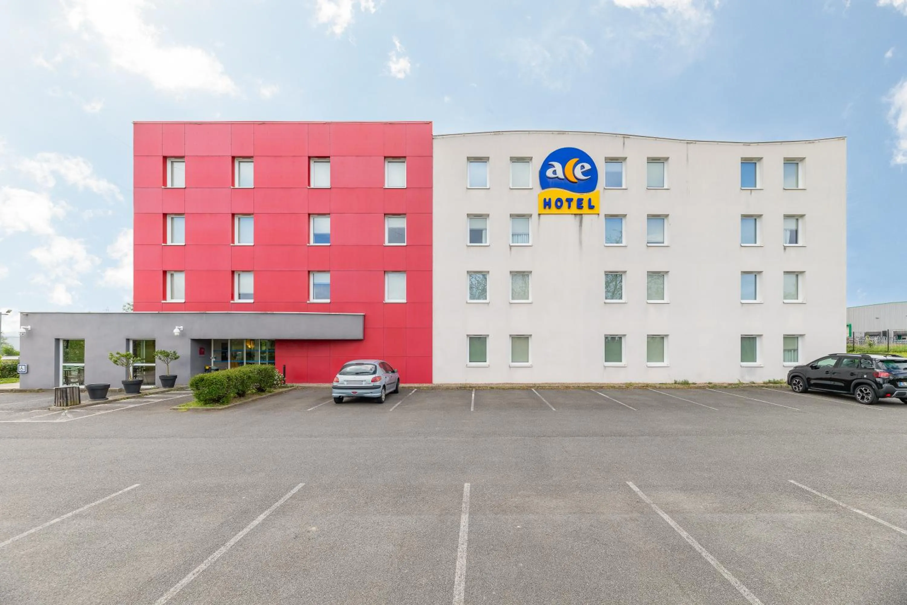 Parking in Ace Hotel Roanne