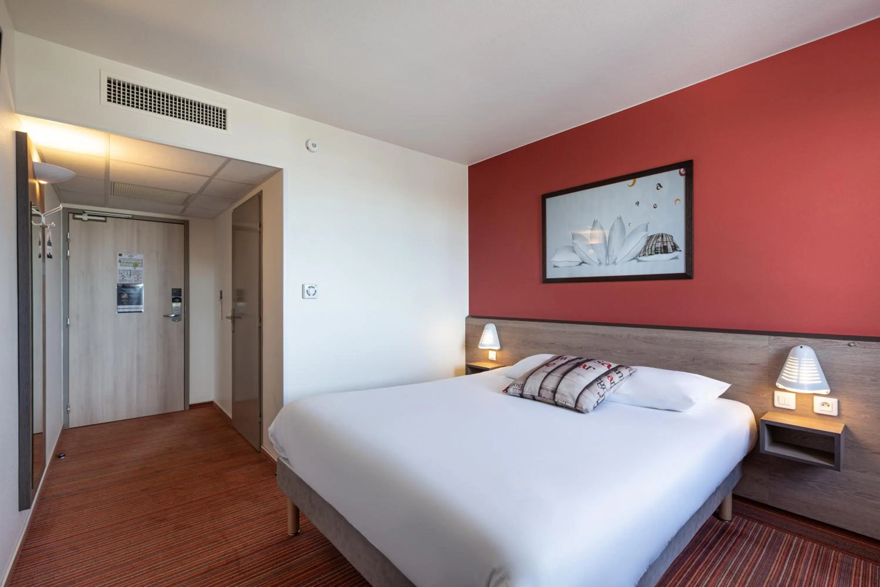 Photo of the whole room, Bed in Ace Hotel Roanne