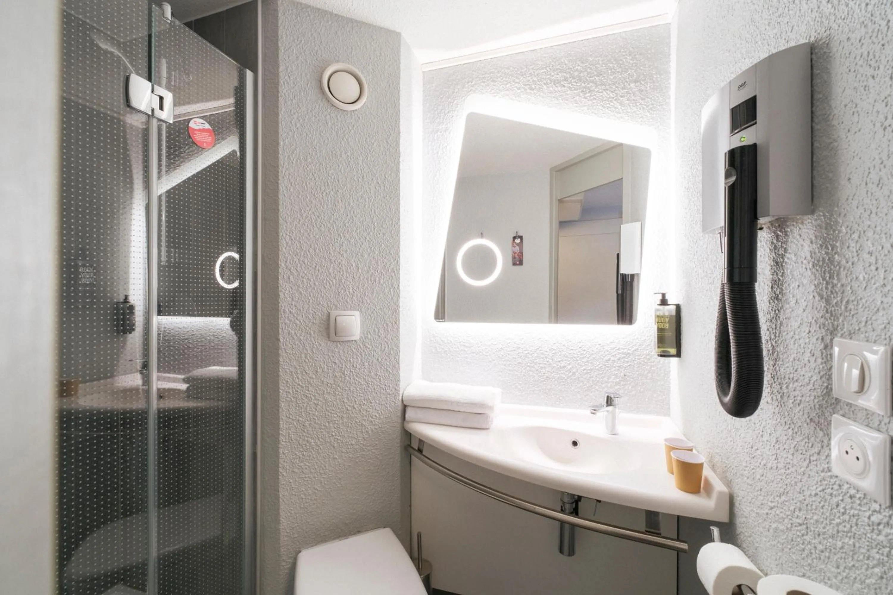 Bathroom in ibis Strasbourg Sud La Vigie