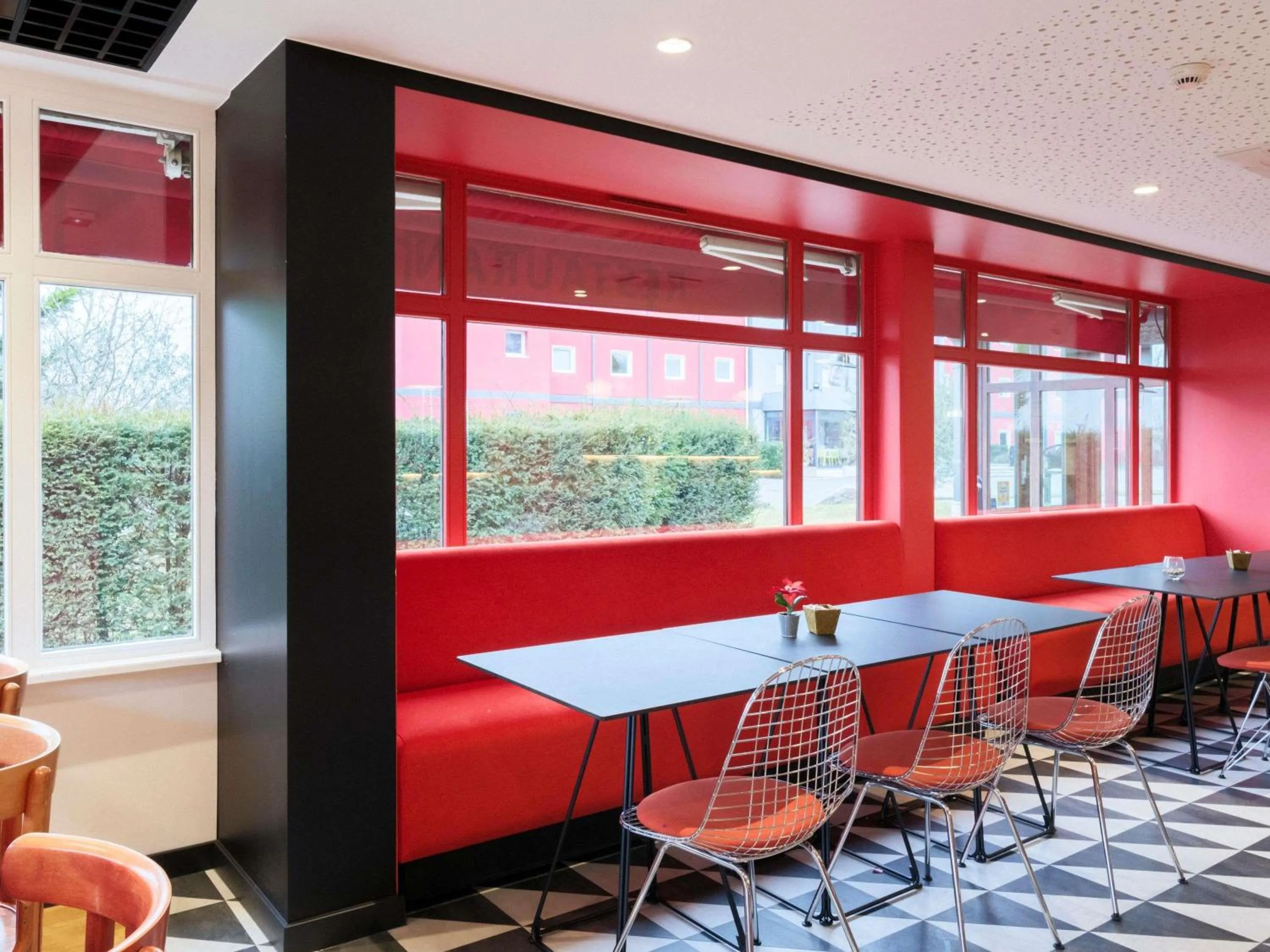 Restaurant/places to eat in ibis Strasbourg Sud La Vigie