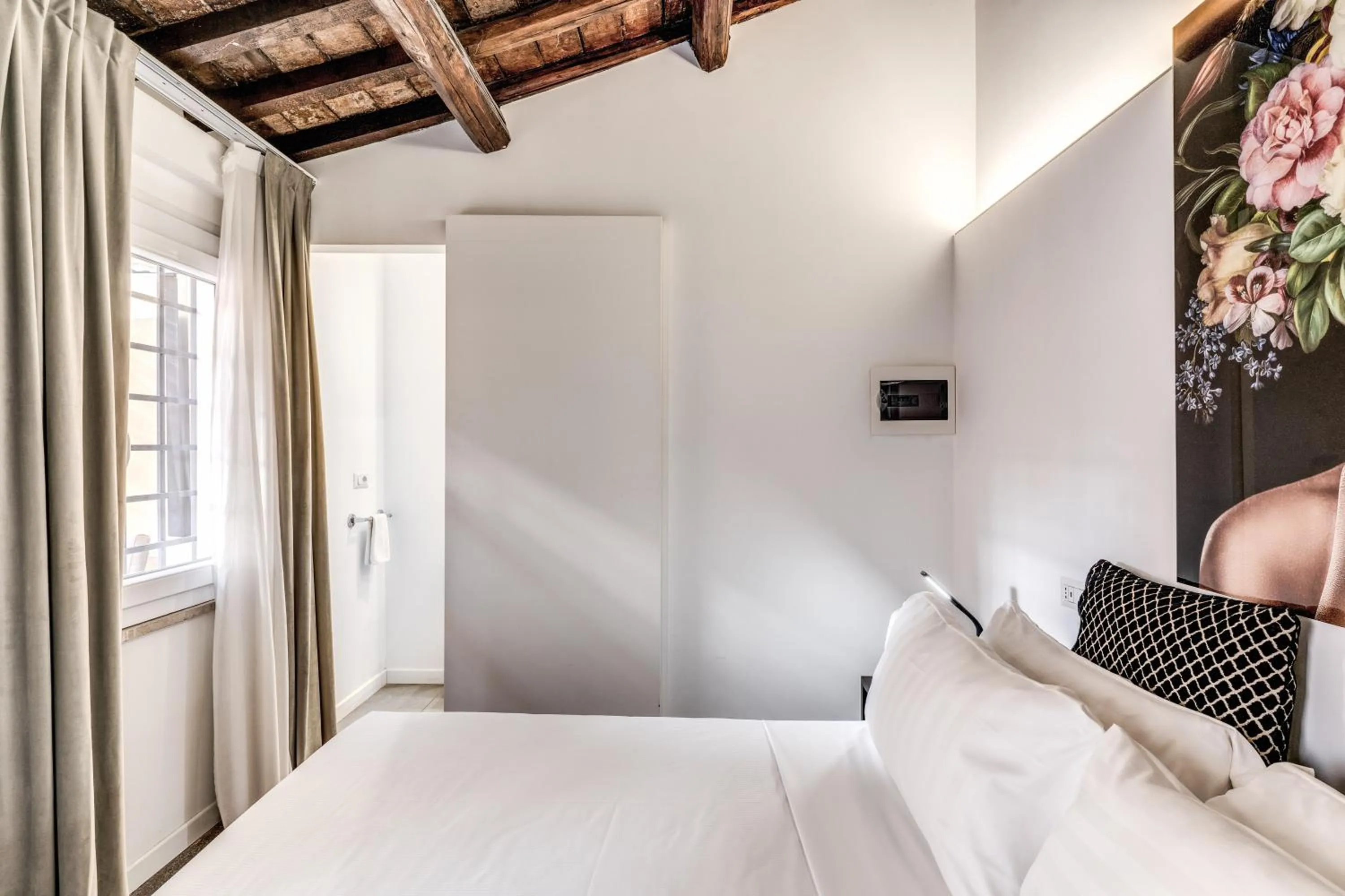 Bedroom, Bed in Little Queen Suite