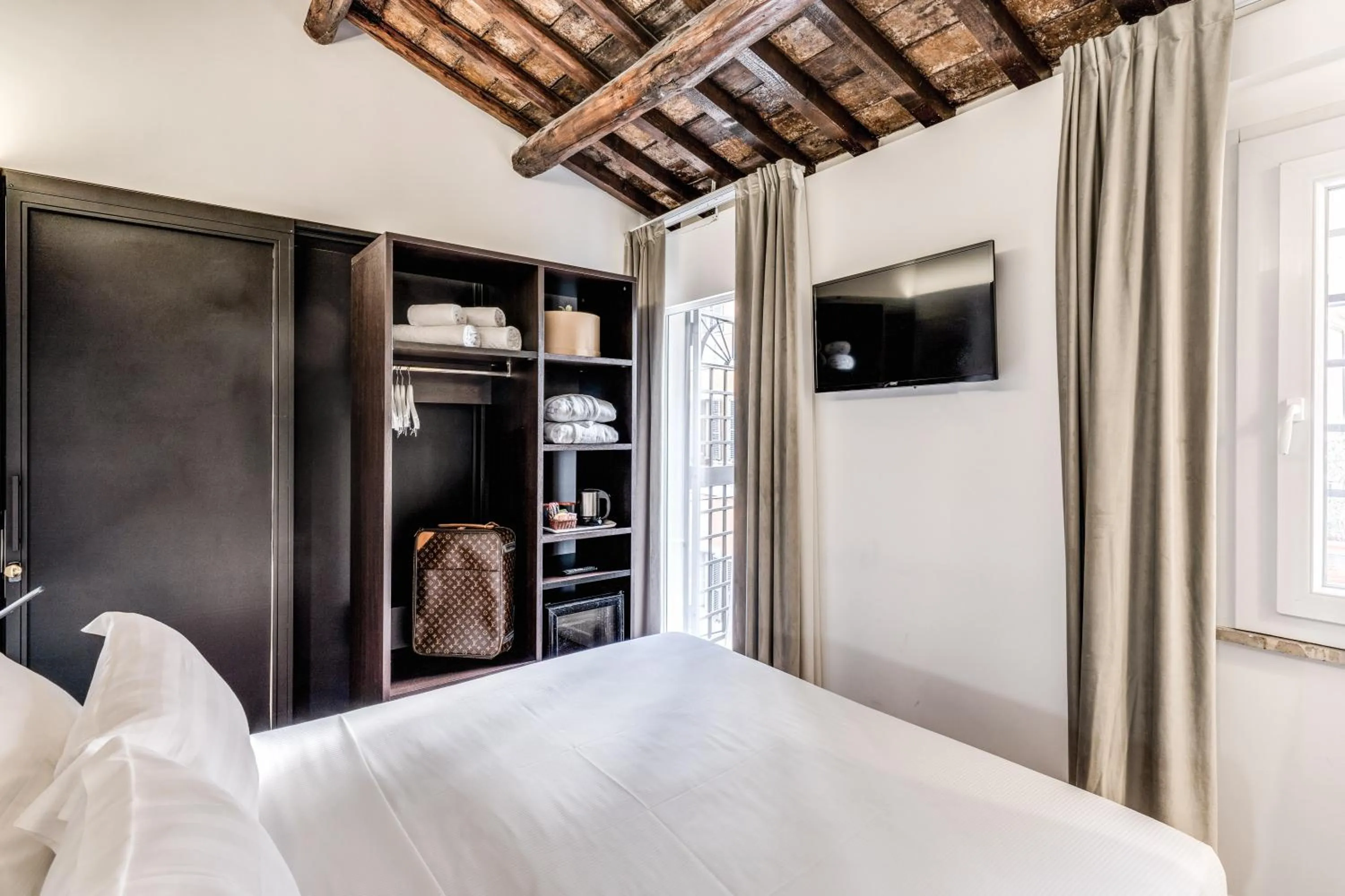 Photo of the whole room, Bed in Little Queen Suite