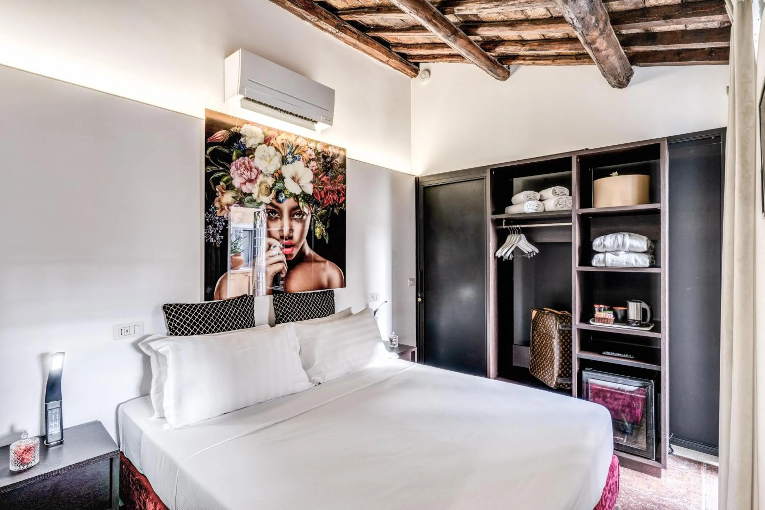 Photo of the whole room, Bed in Little Queen Suite