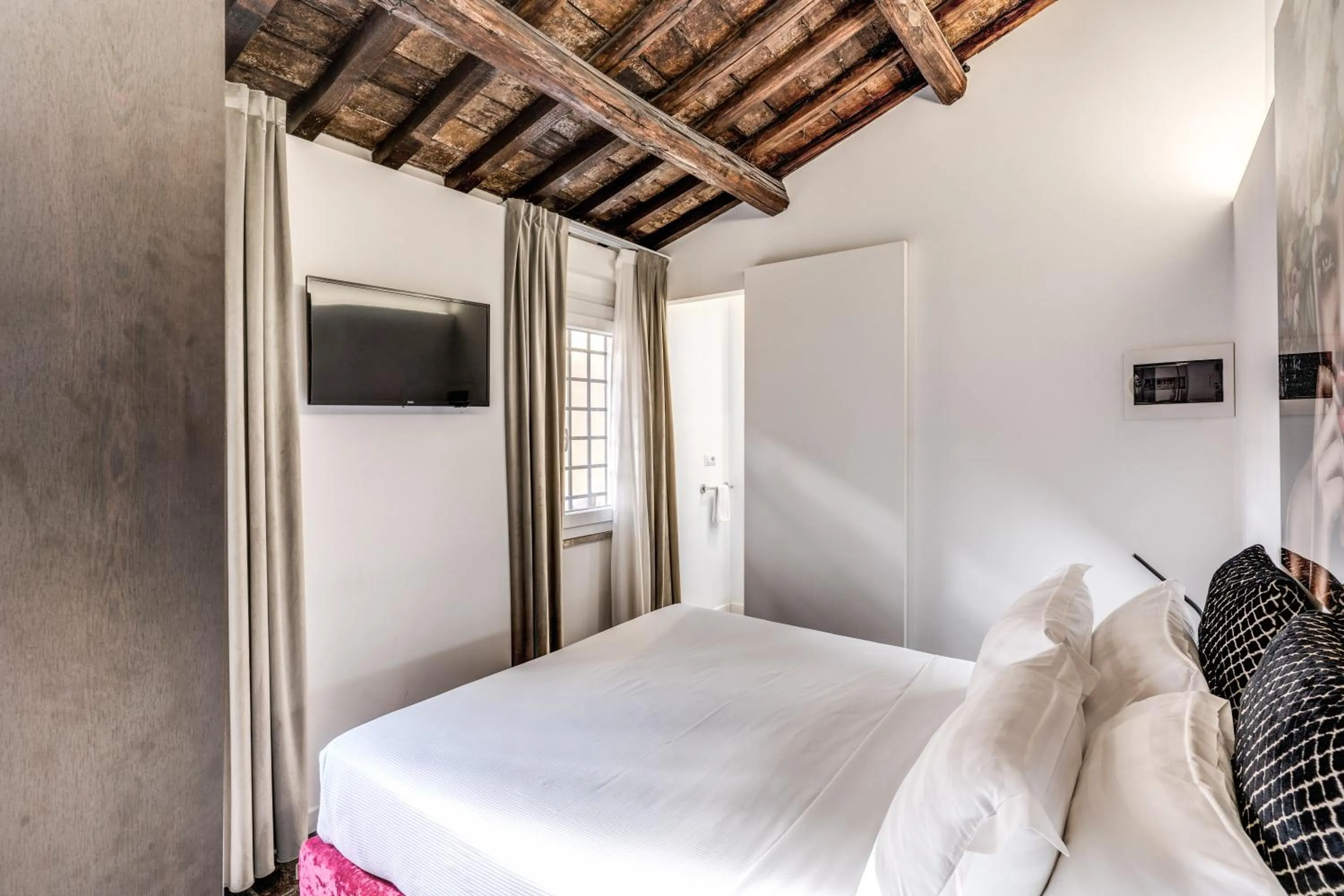 Bedroom, Bed in Little Queen Suite