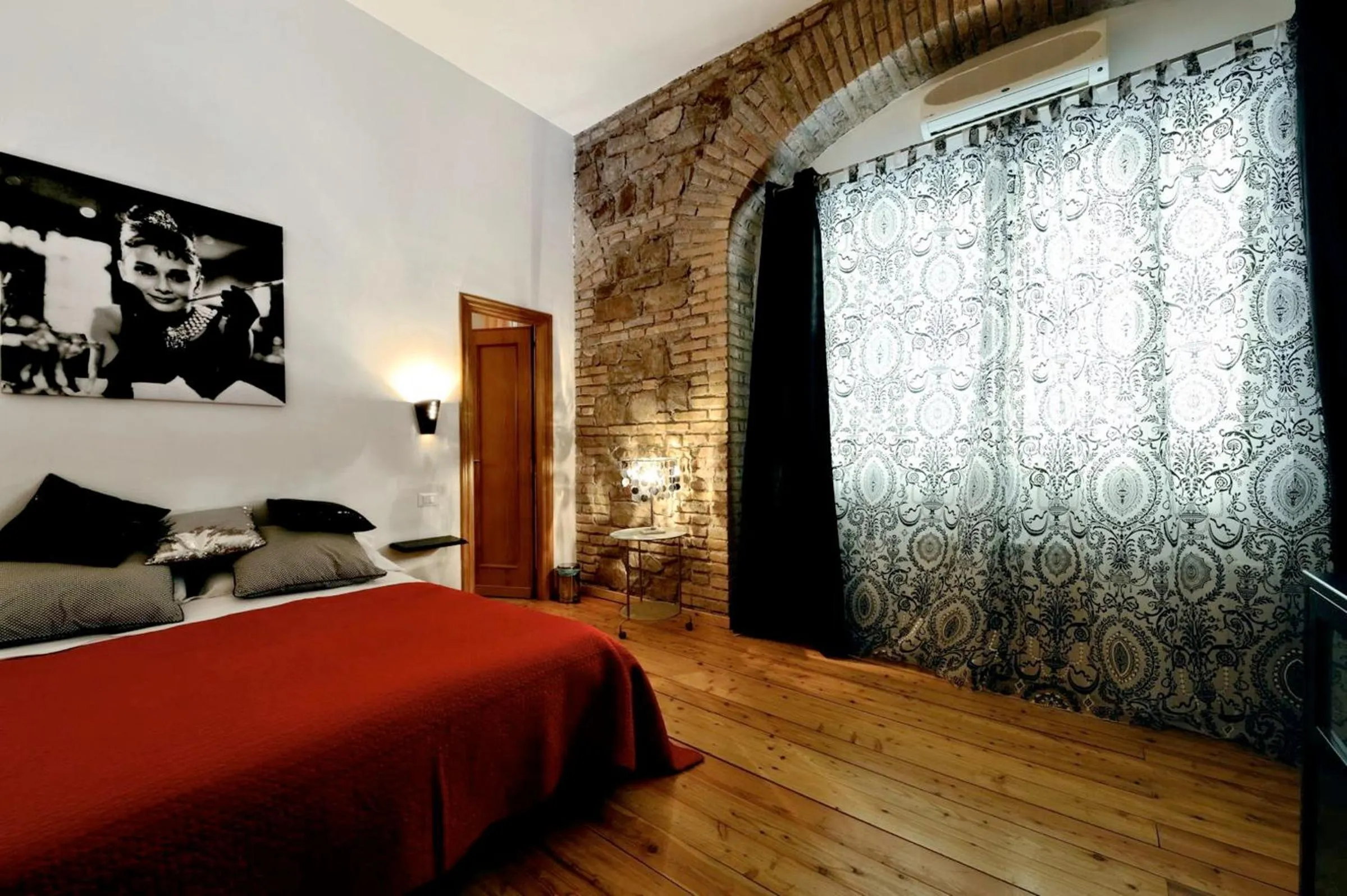 Photo of the whole room in Caesar's Rooms