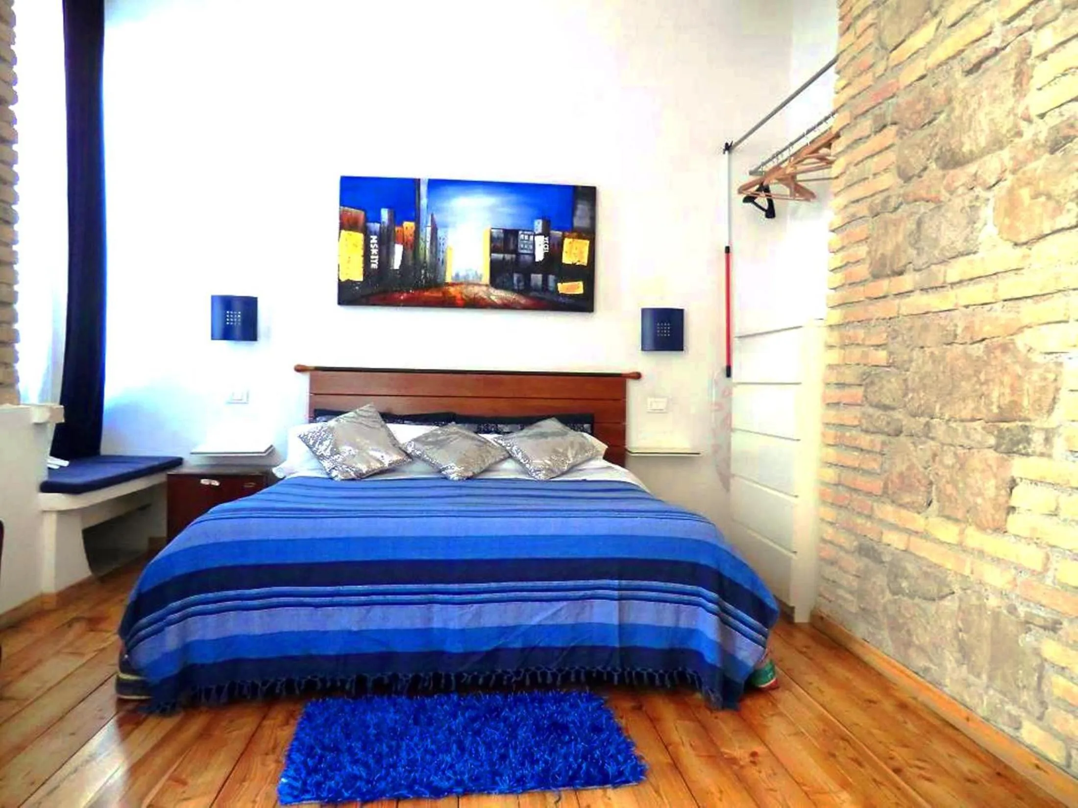 Photo of the whole room in Caesar's Rooms