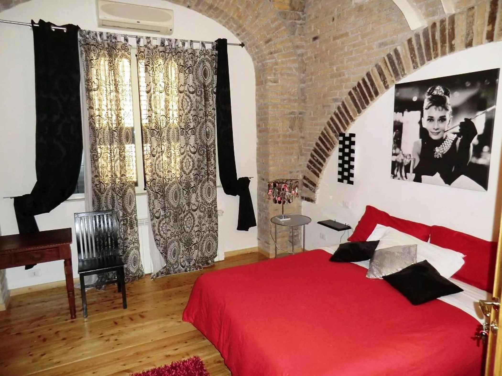 Photo of the whole room in Caesar's Rooms