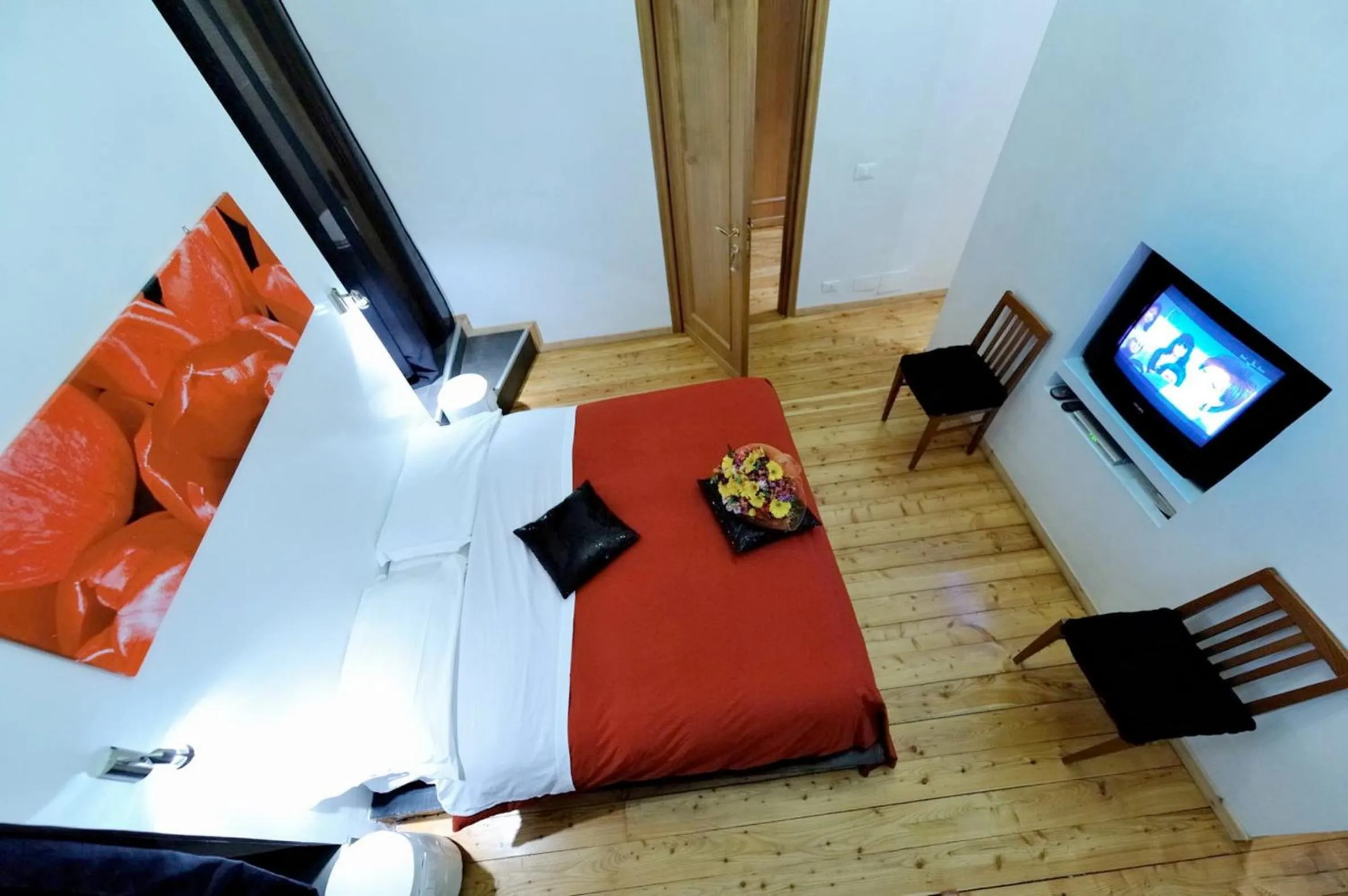 Photo of the whole room, TV/Entertainment Center in Caesar's Rooms