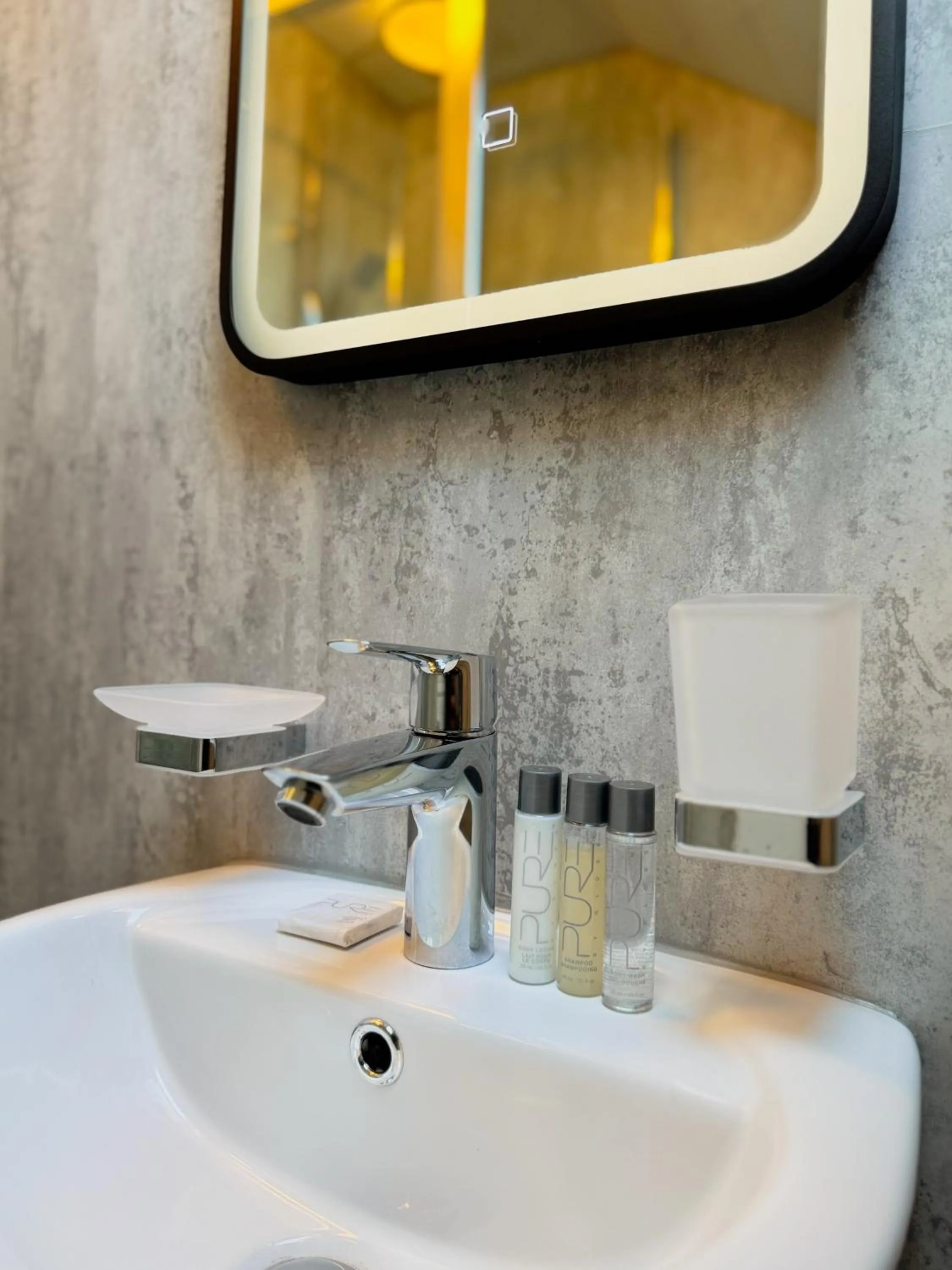 Nomi Rooms & Restaurant