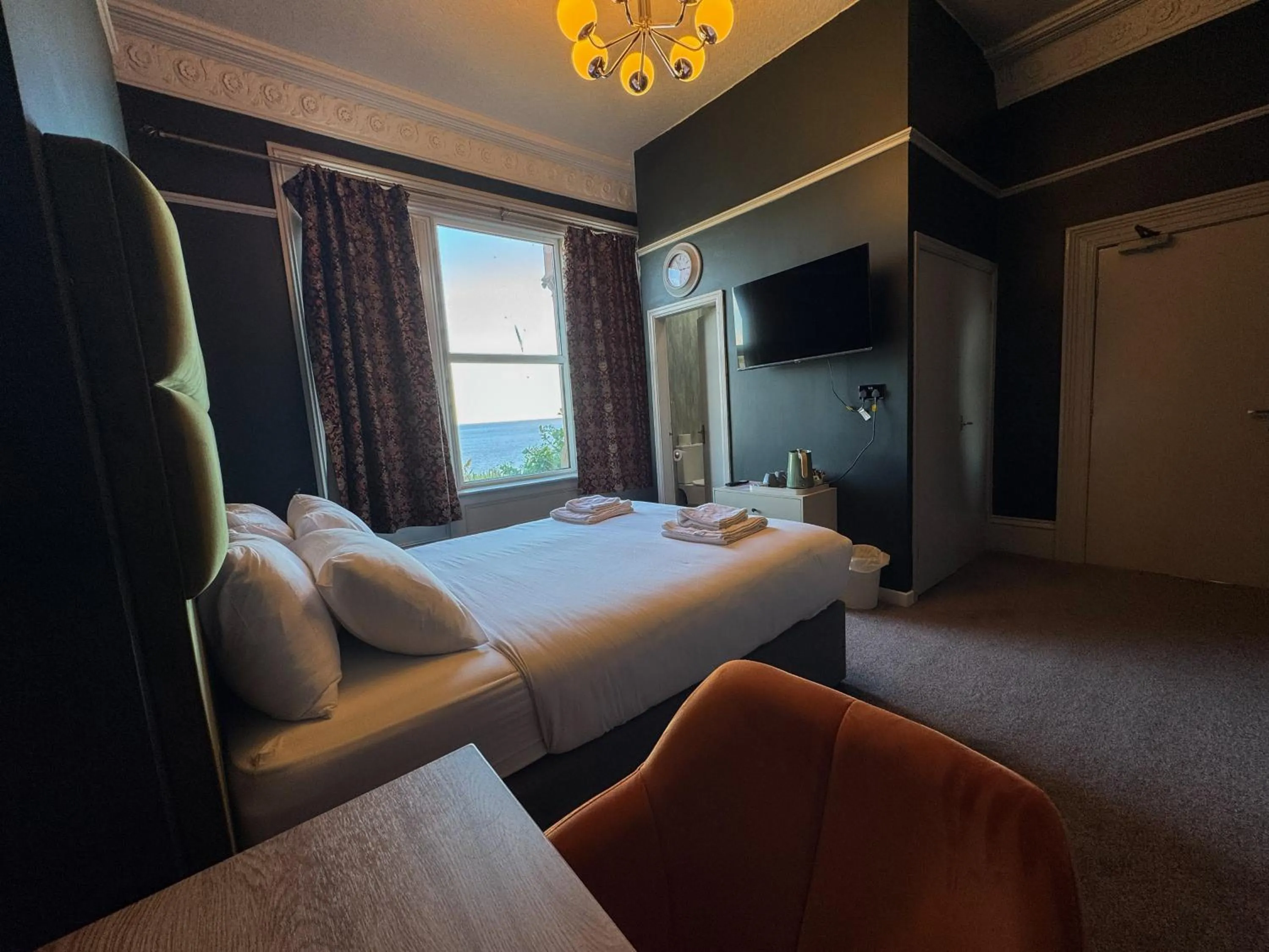 Bed in Nomi Rooms & Restaurant