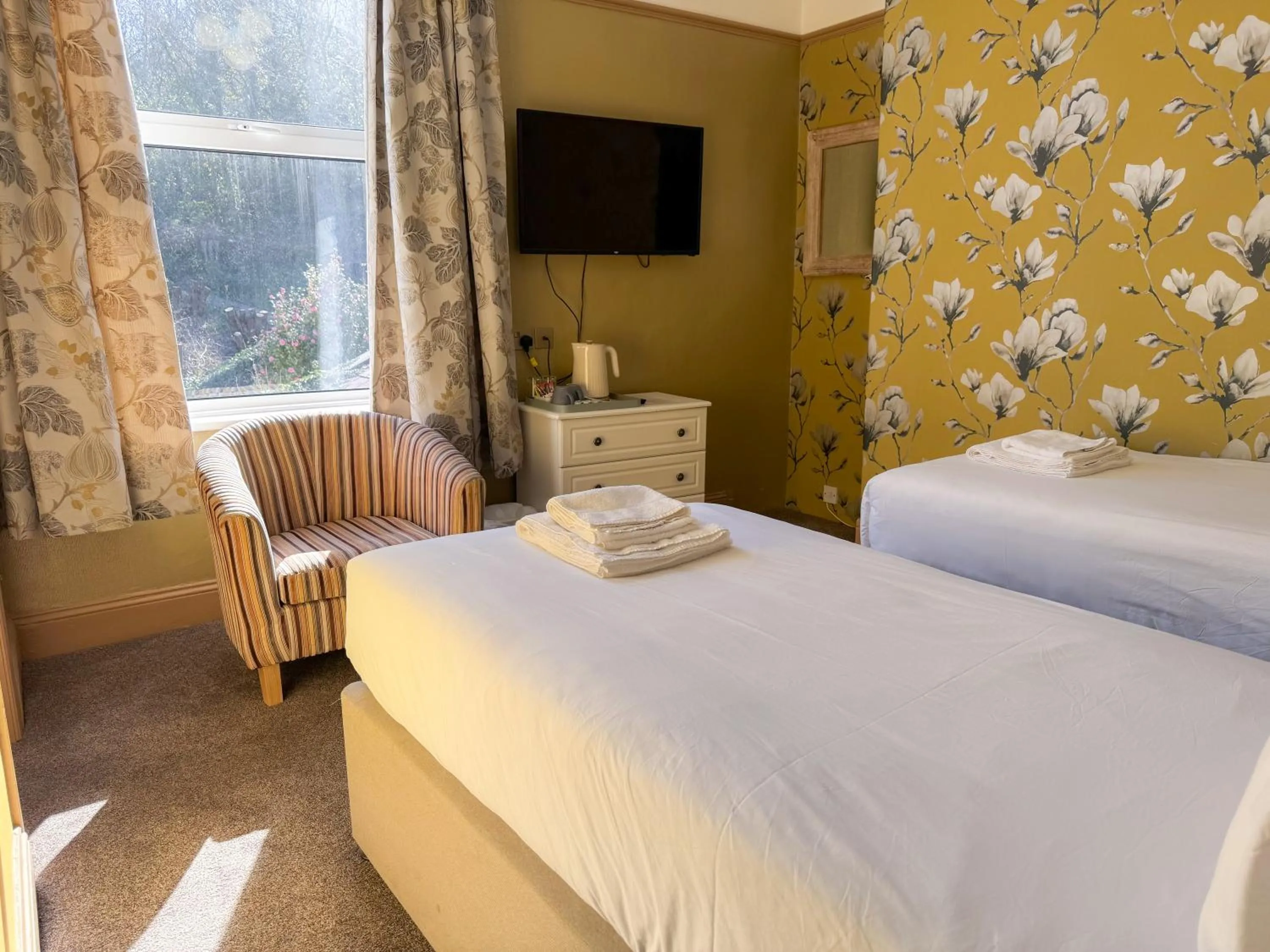 Bed in Nomi Rooms & Restaurant