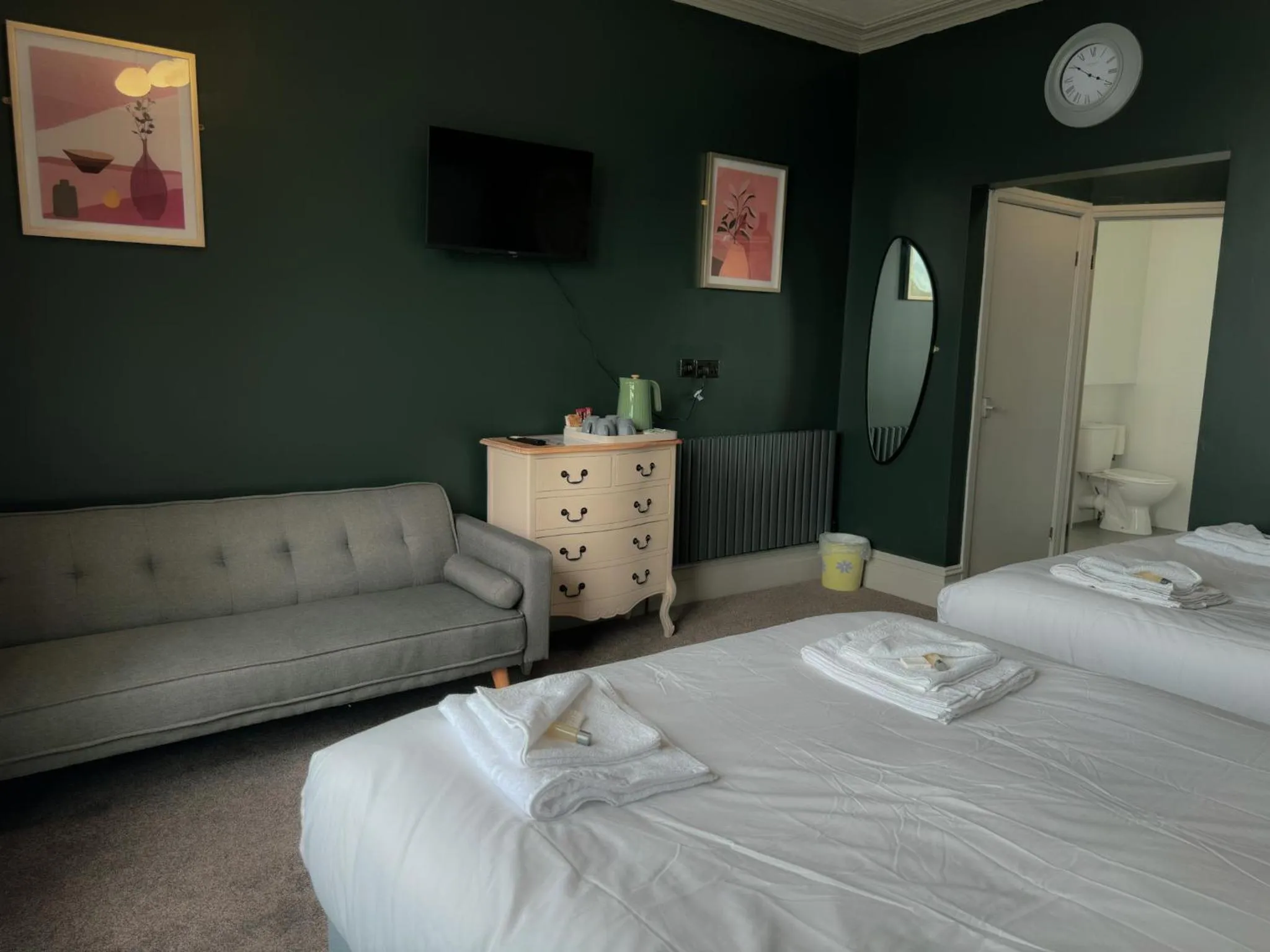 Bedroom, Bed in Nomi Rooms & Restaurant