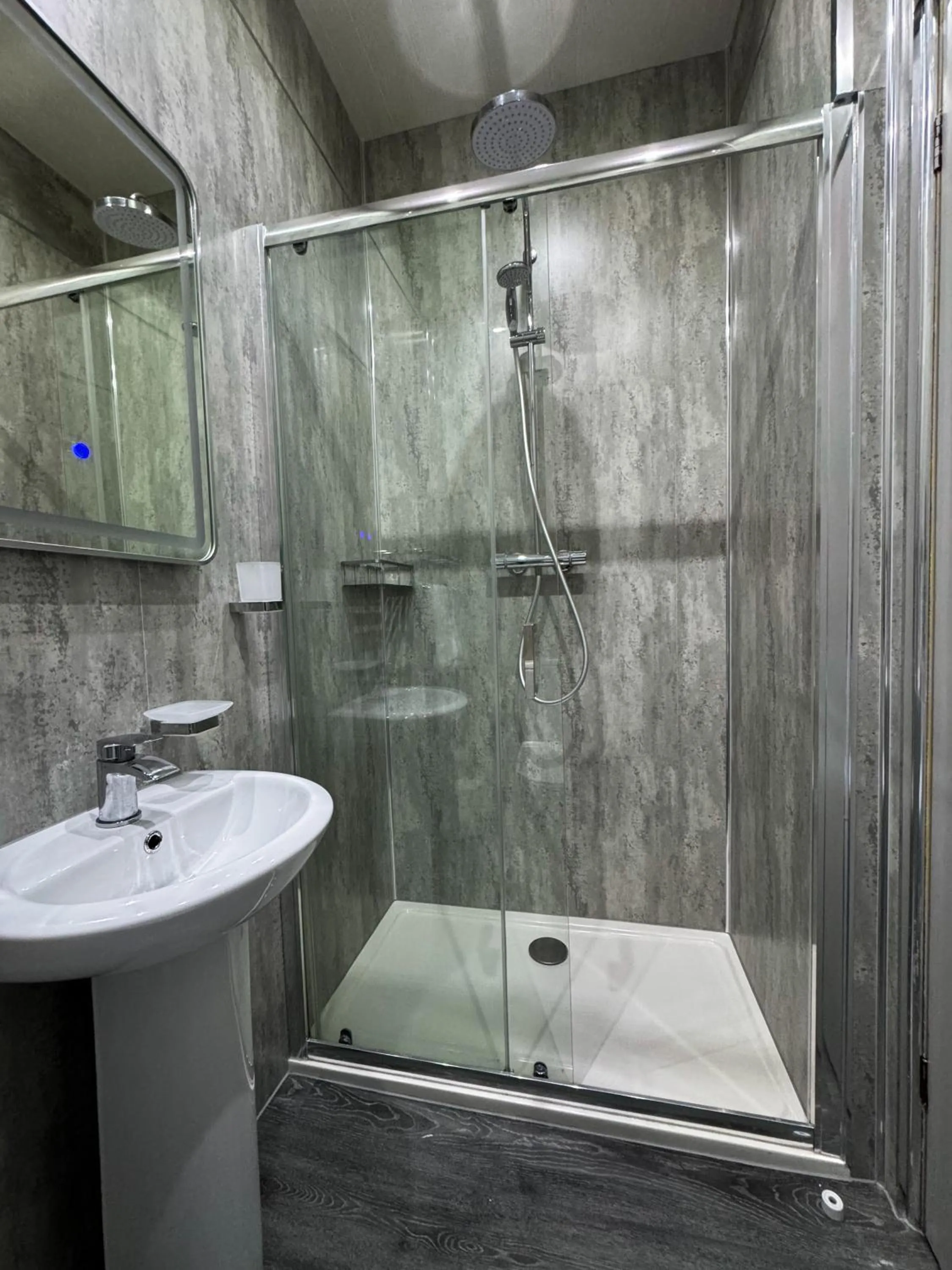 Nomi Rooms & Restaurant