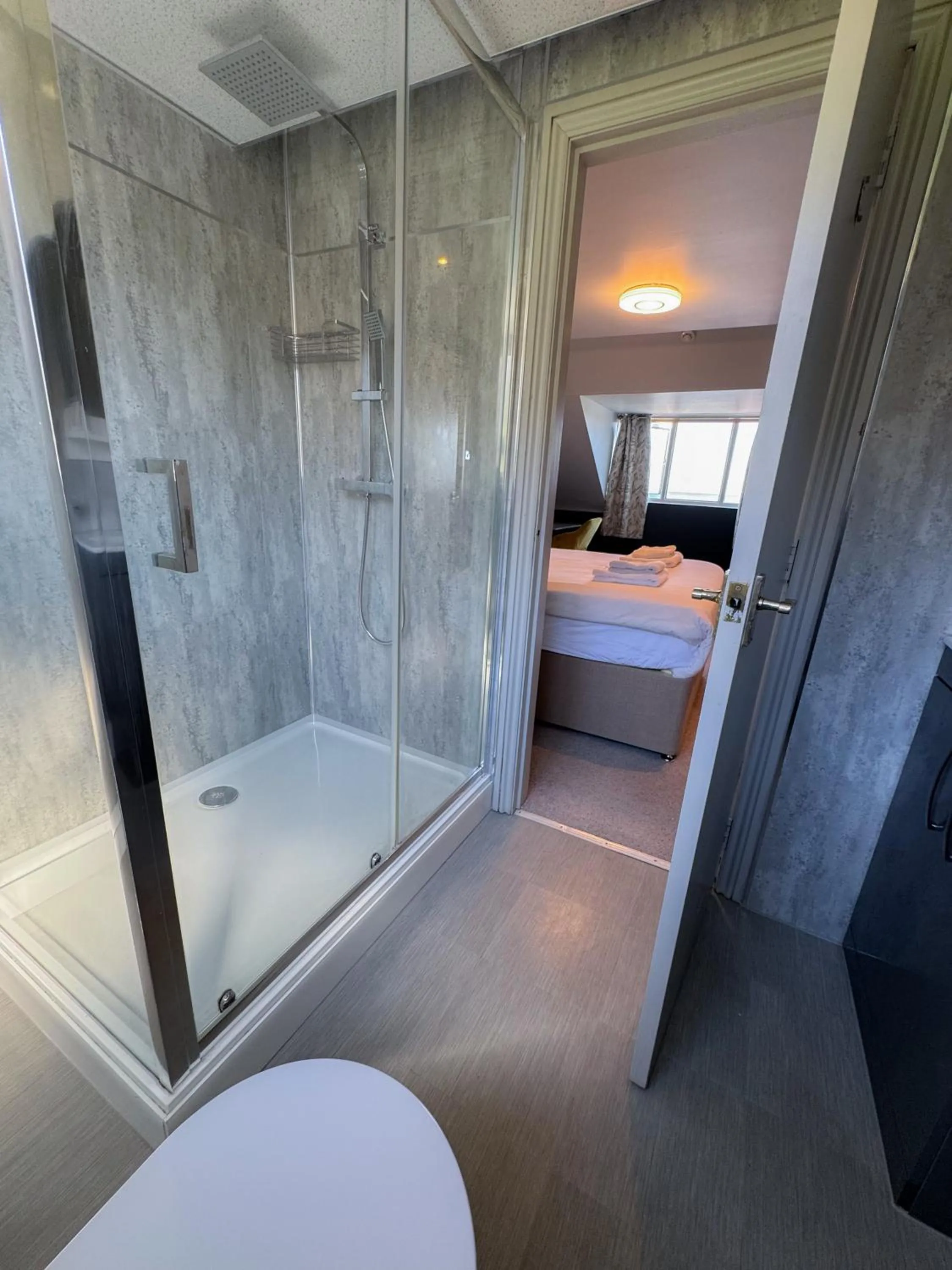 Bed in Nomi Rooms & Restaurant