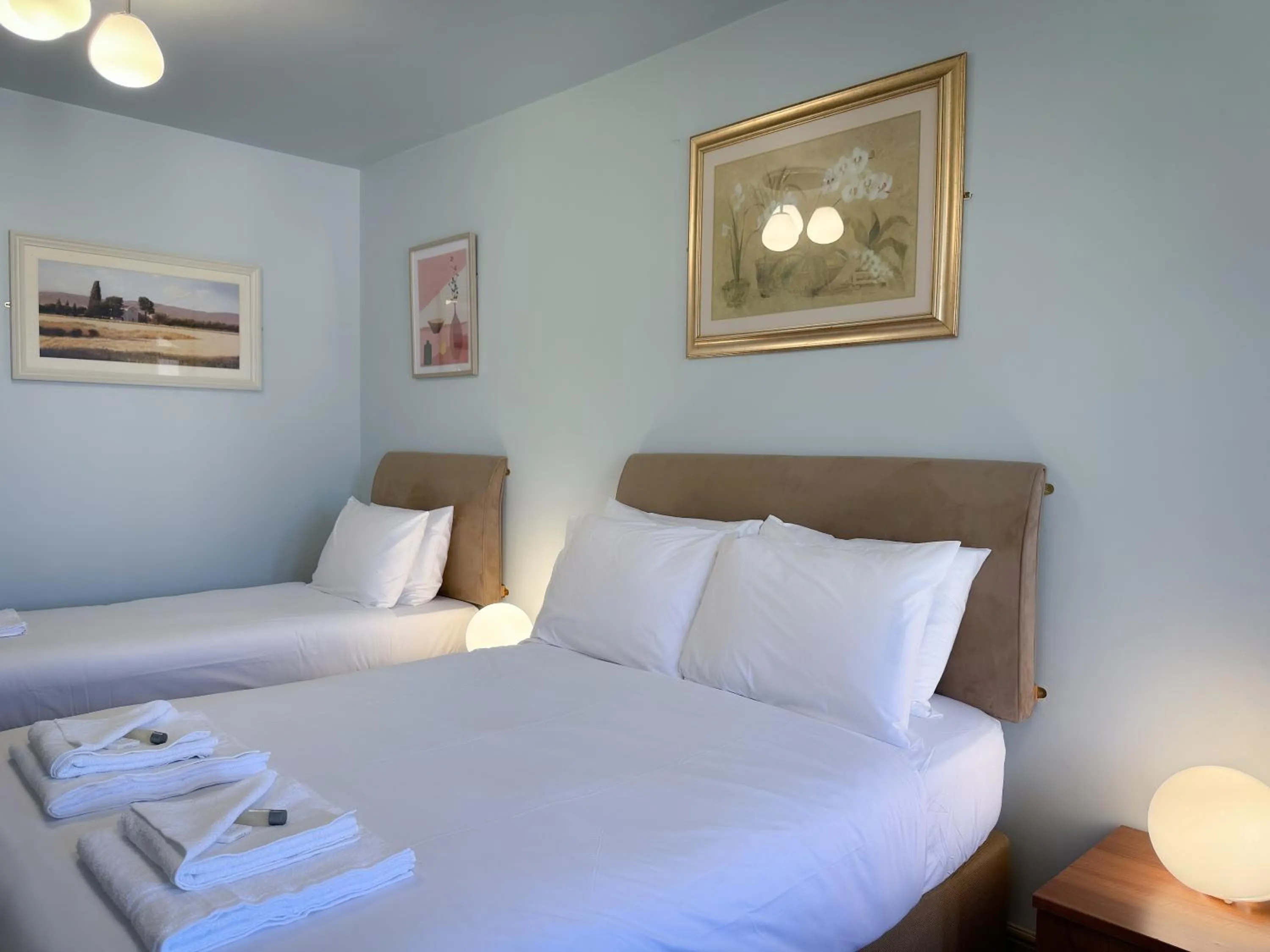 Bed in Nomi Rooms & Restaurant