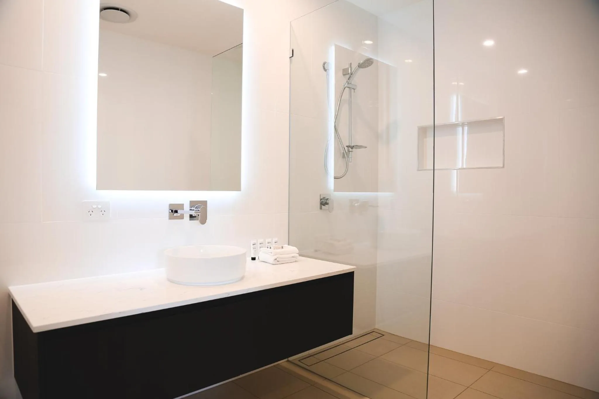 Shower in Iconic Kirra Beach Resort