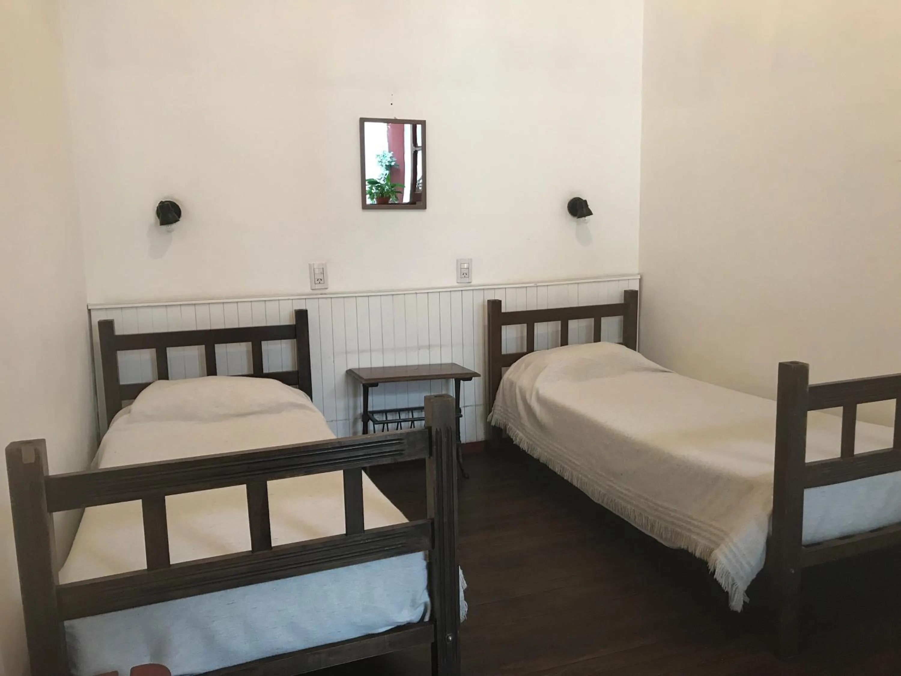 Photo of the whole room, Bed in Posada Casa de Borgoña