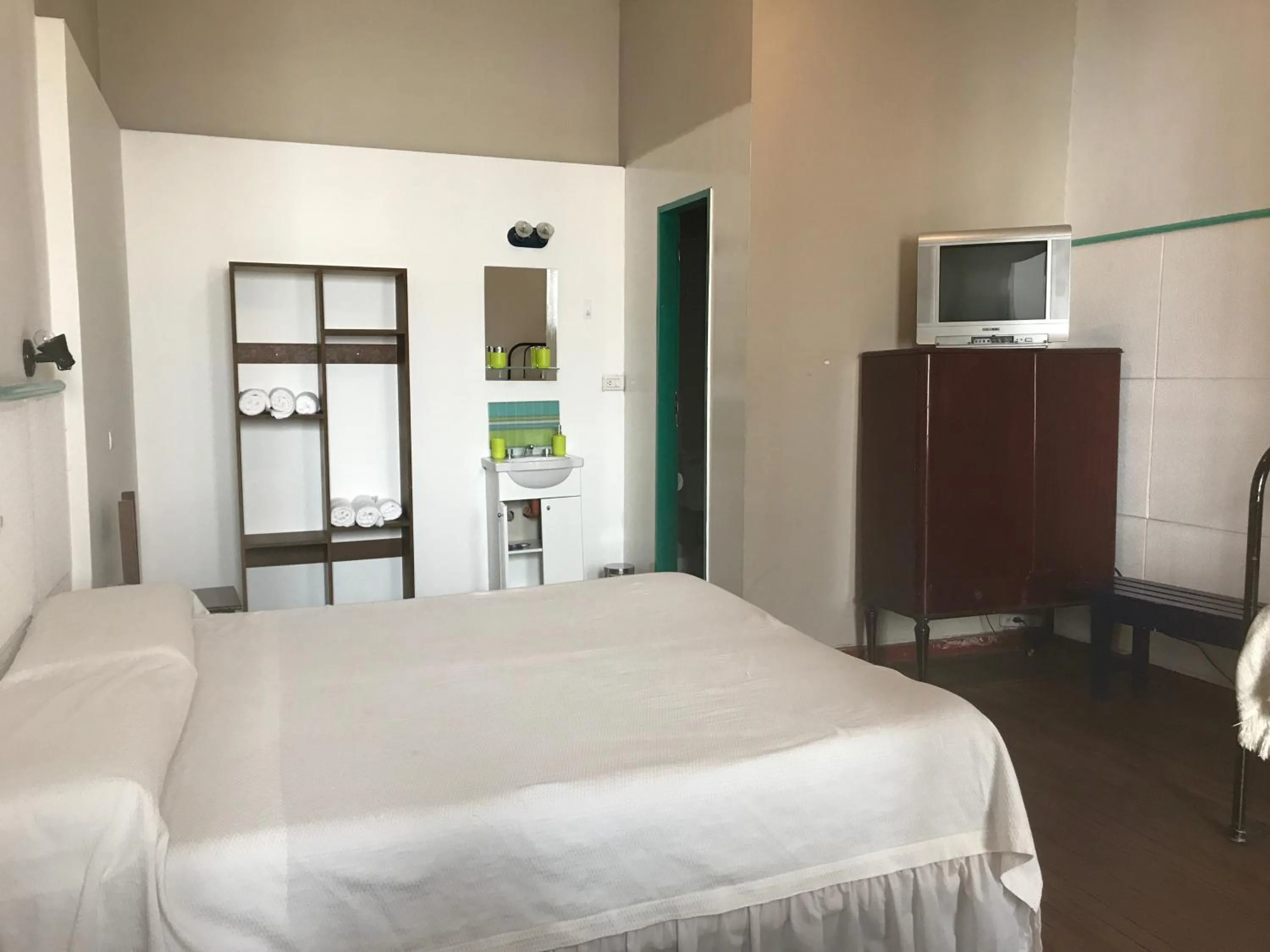 Photo of the whole room, Bed in Posada Casa de Borgoña