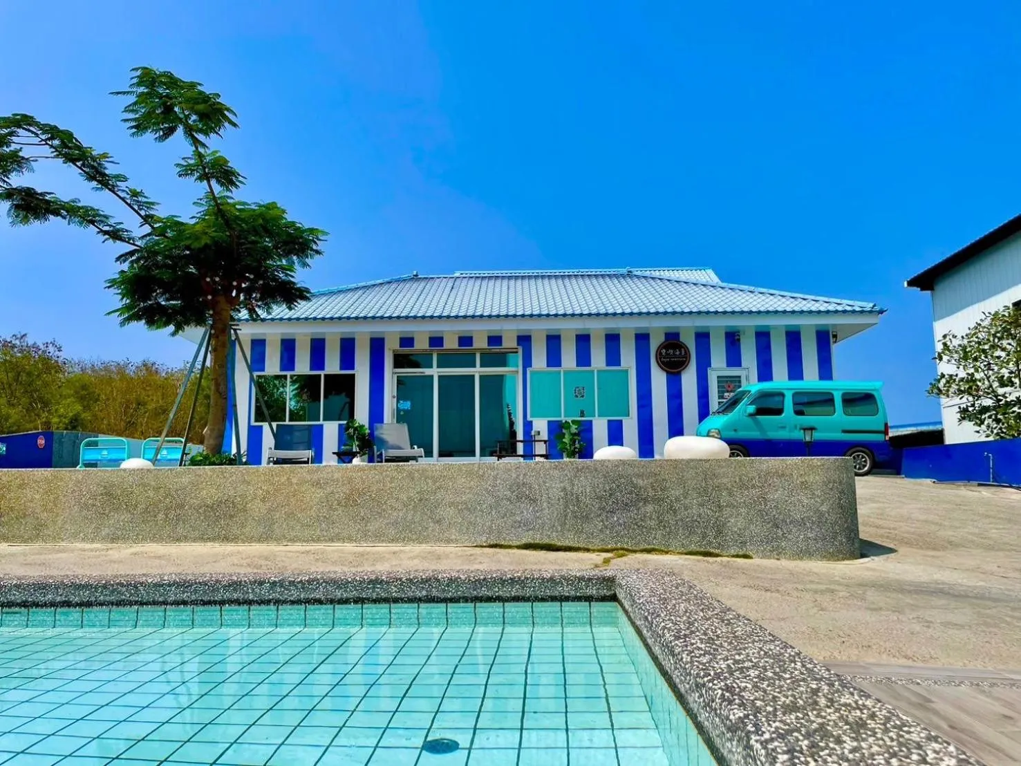 Property building in Loju Seaview Homestay