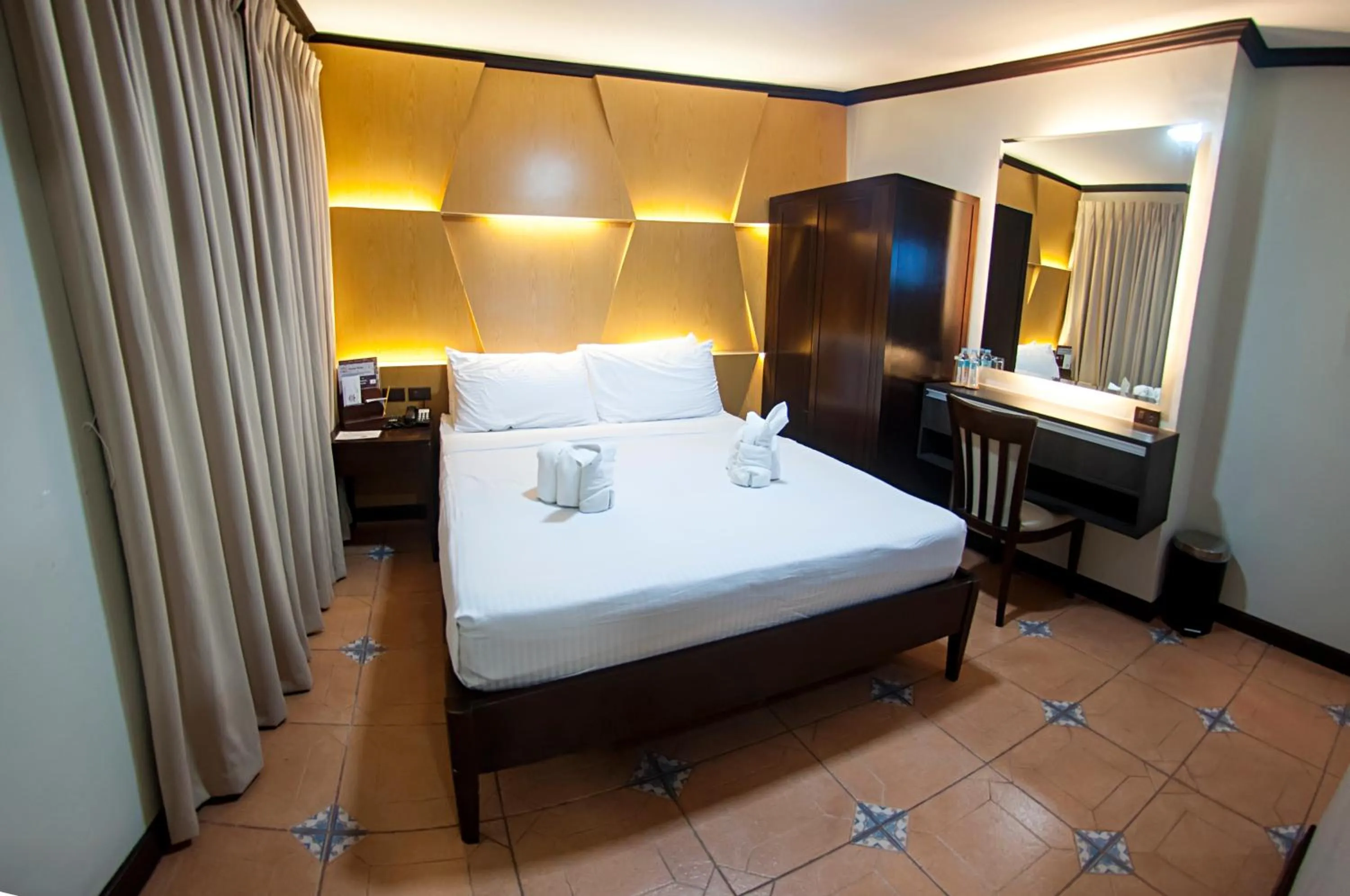 Bed in Vigan Plaza Hotel
