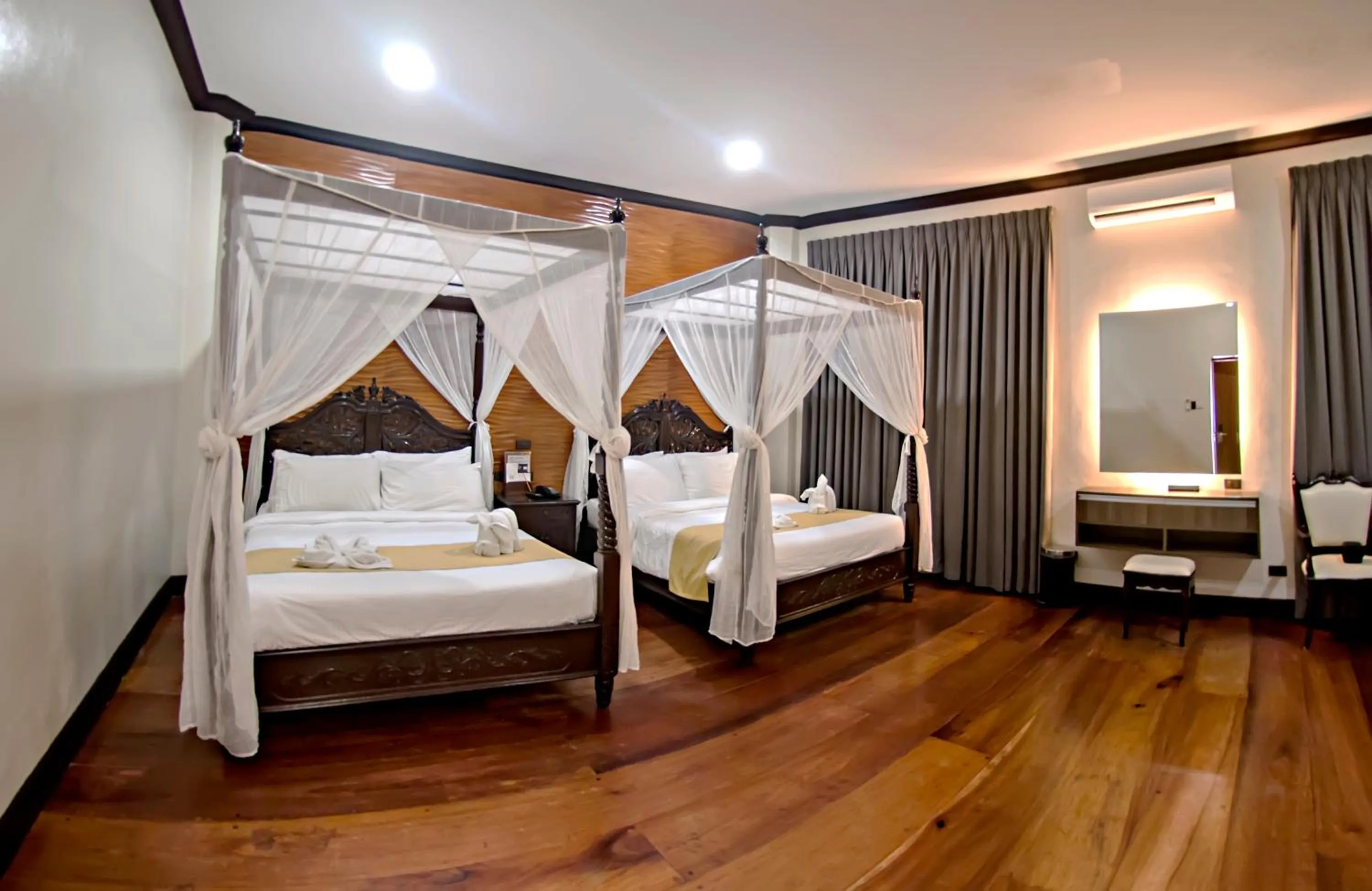 Bed in Vigan Plaza Hotel