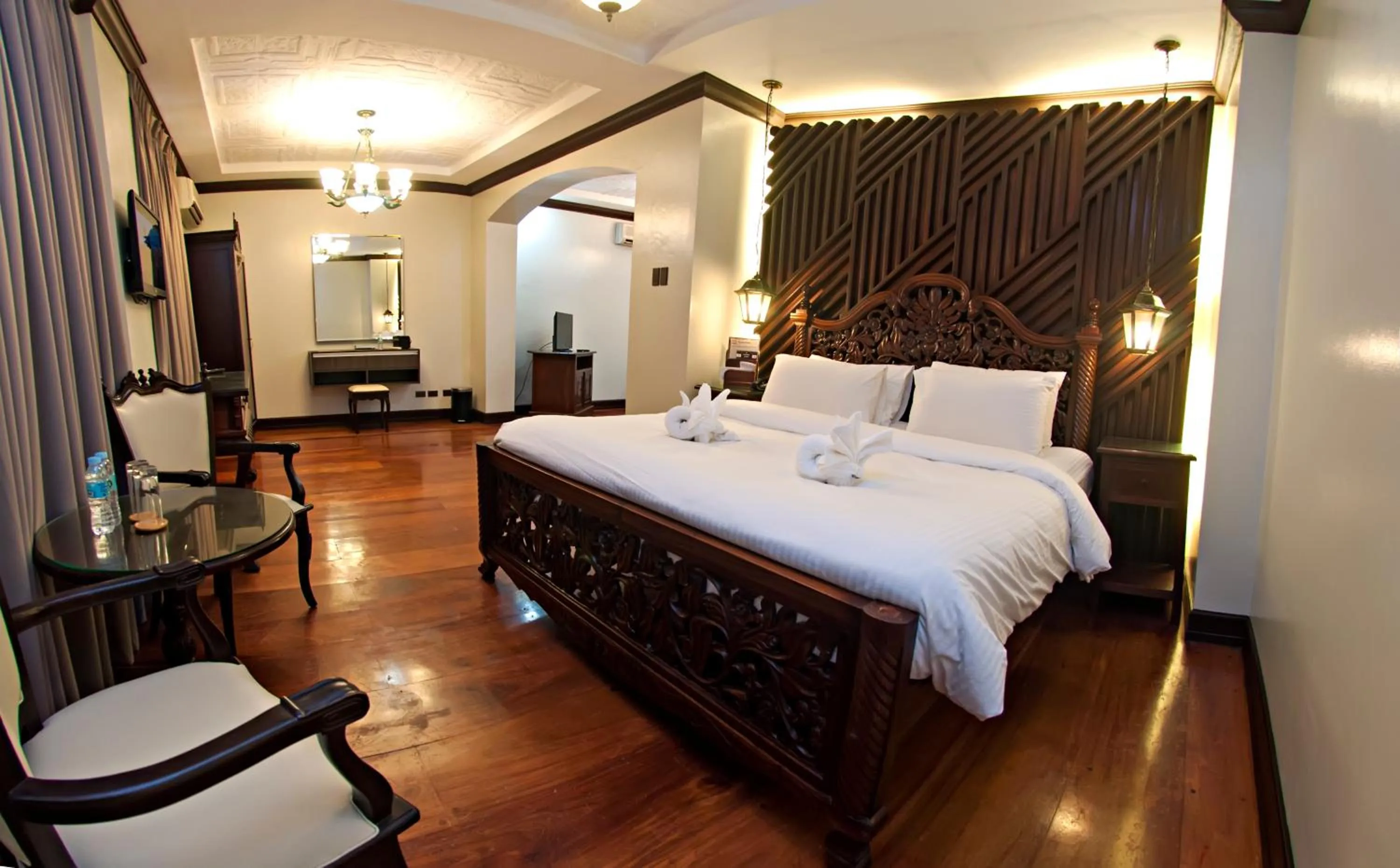 Bed in Vigan Plaza Hotel