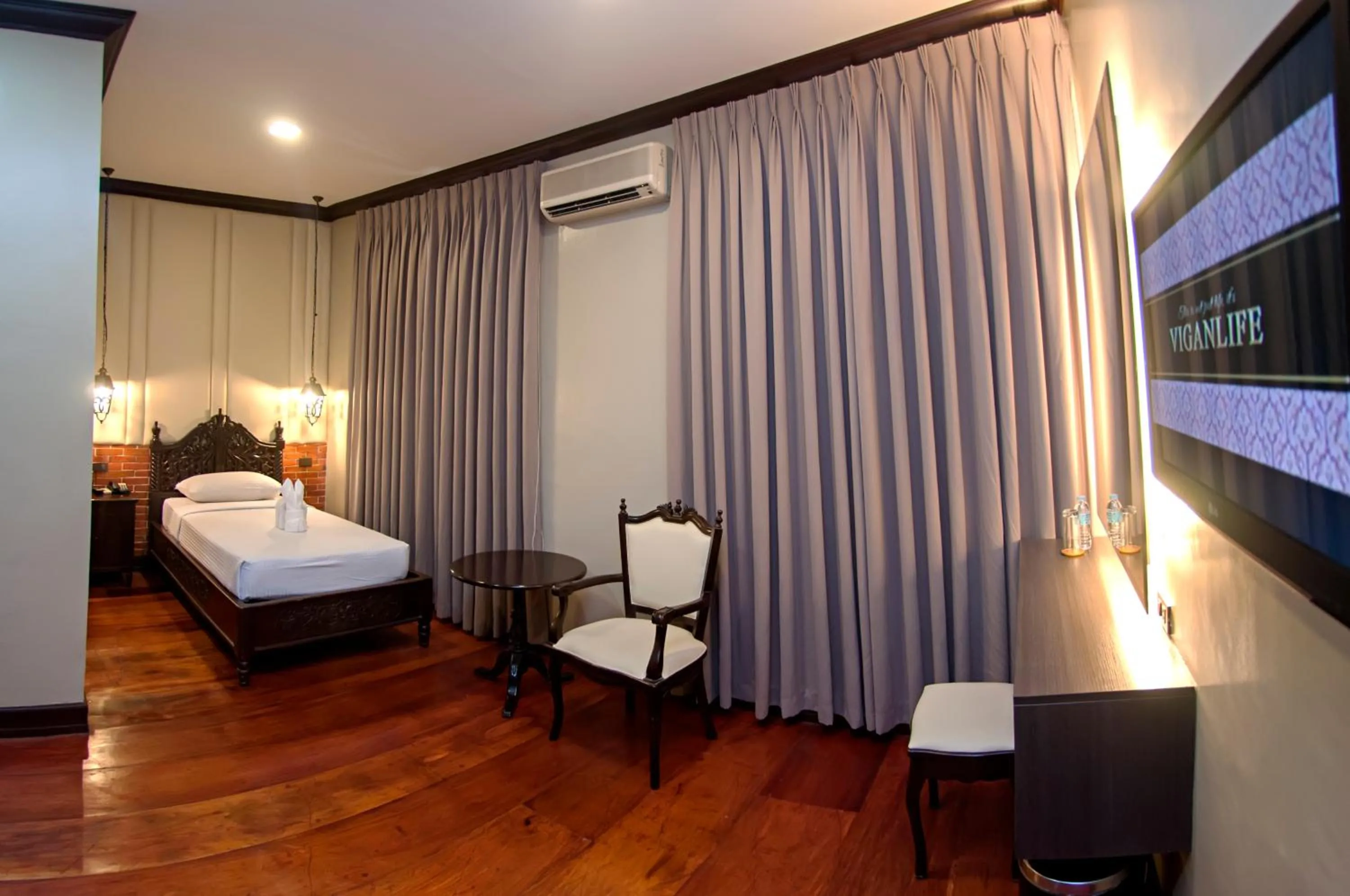 Bed in Vigan Plaza Hotel