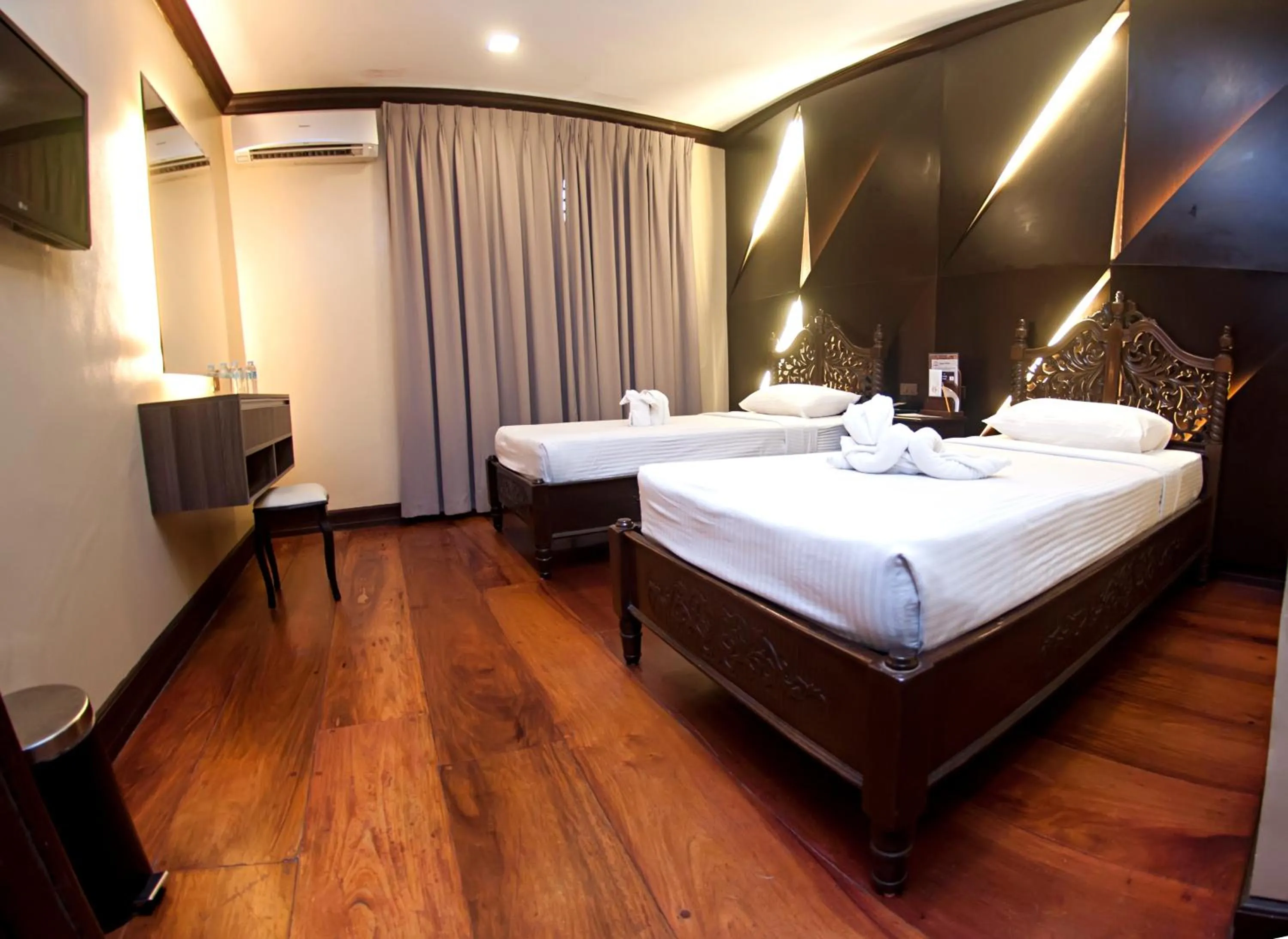 Bed in Vigan Plaza Hotel