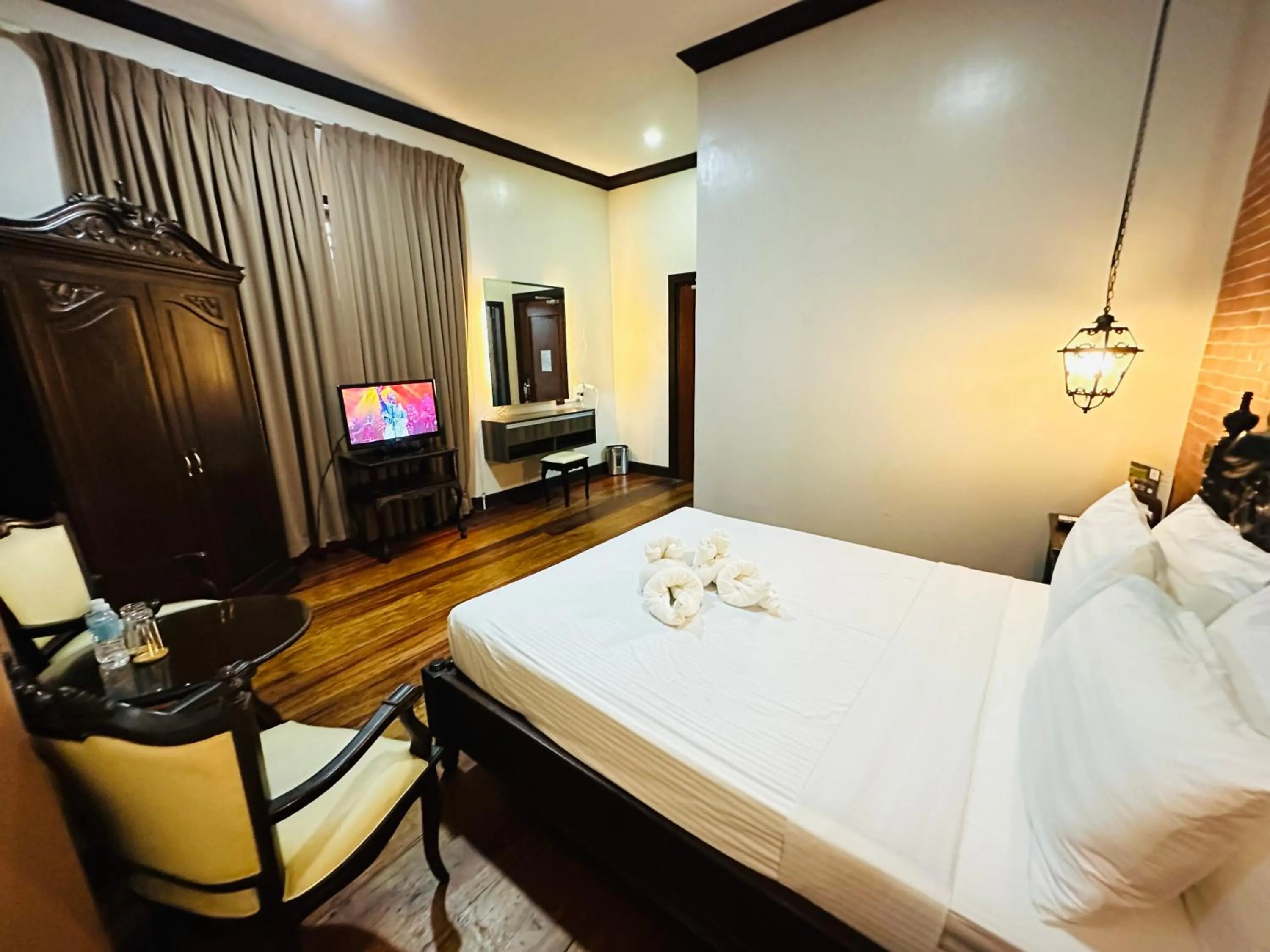 Bed in Vigan Plaza Hotel