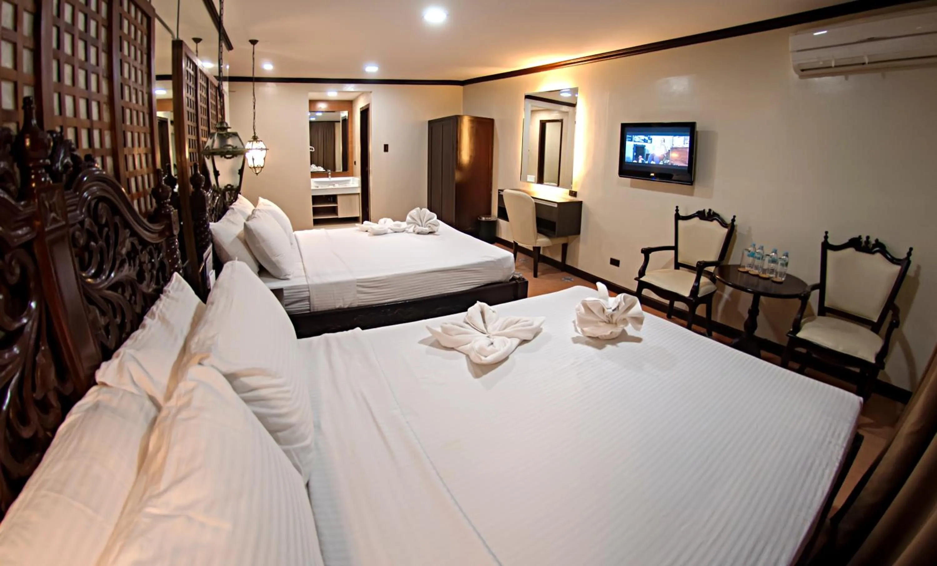 Bed in Vigan Plaza Hotel