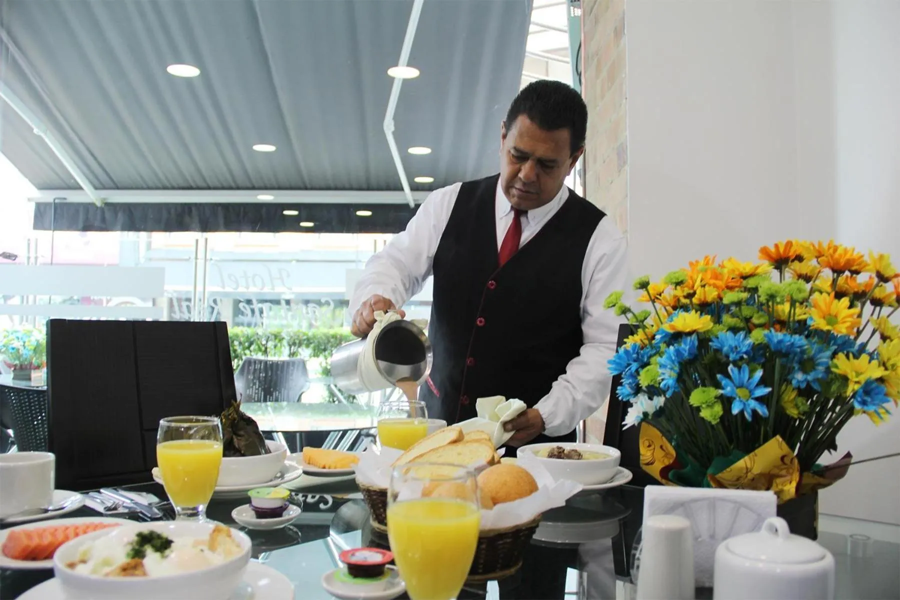 Restaurant/places to eat in Hotel Santafe Real