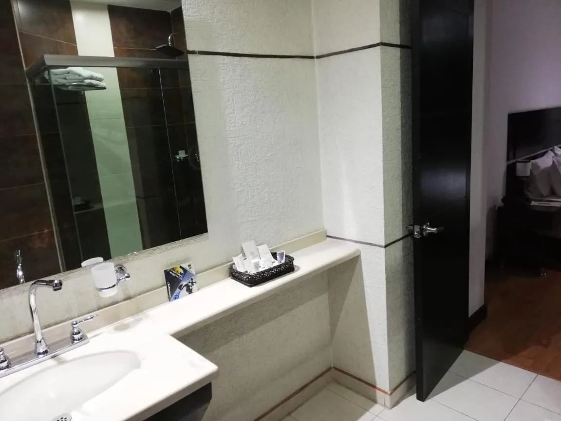 Bathroom in Hotel Santafe Real