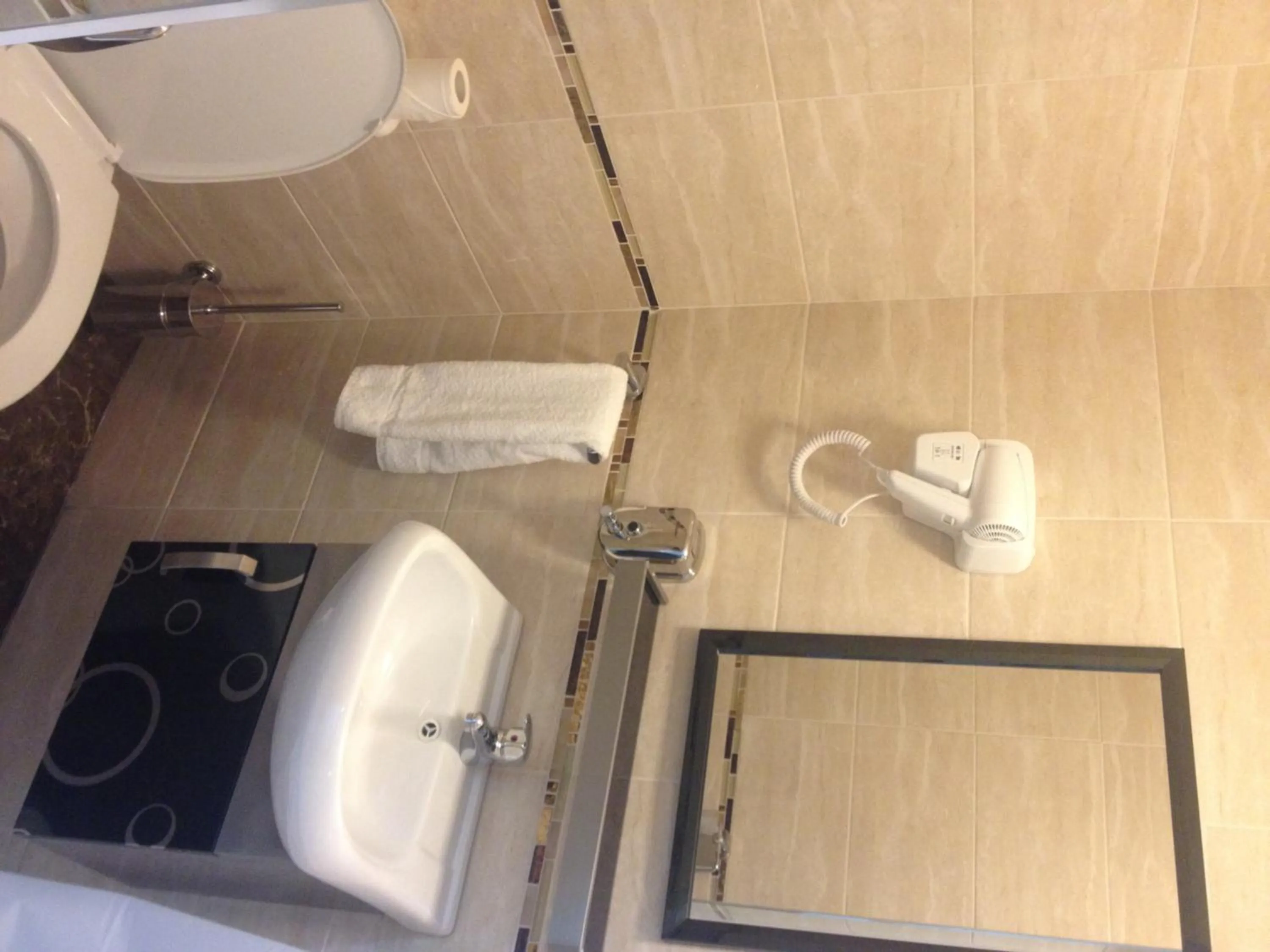 Bathroom in Heathrow Inn Hotel