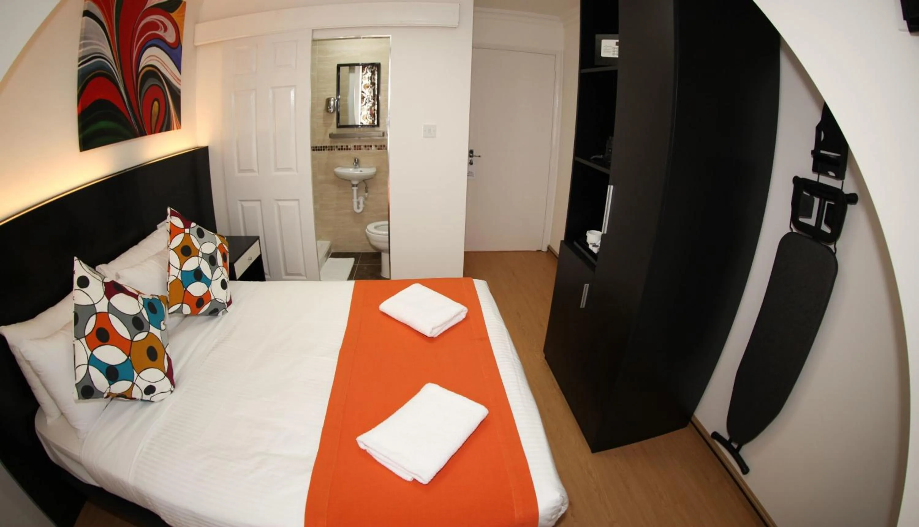 Photo of the whole room, Bed in Heathrow Inn Hotel