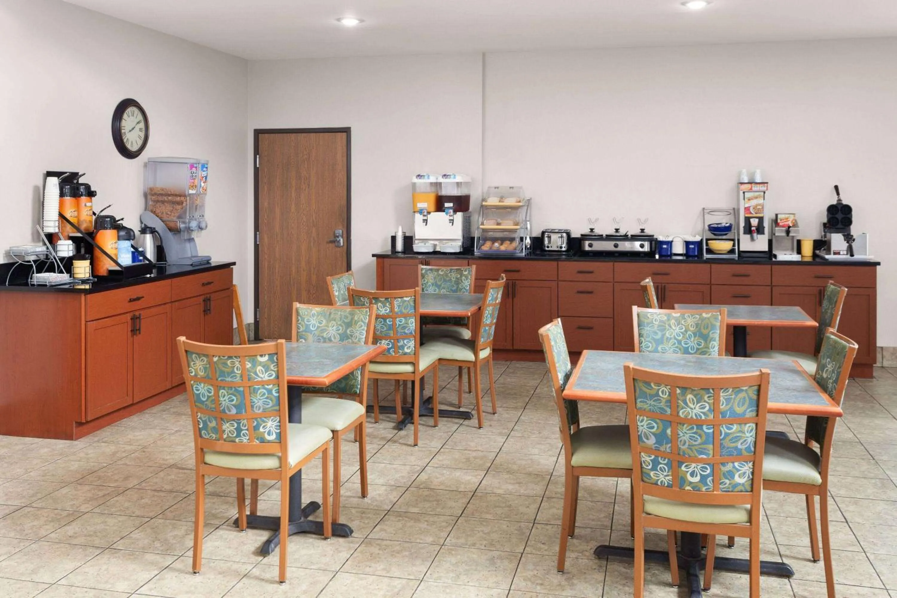 Breakfast in Days Inn & Suites by Wyndham Morris I-80