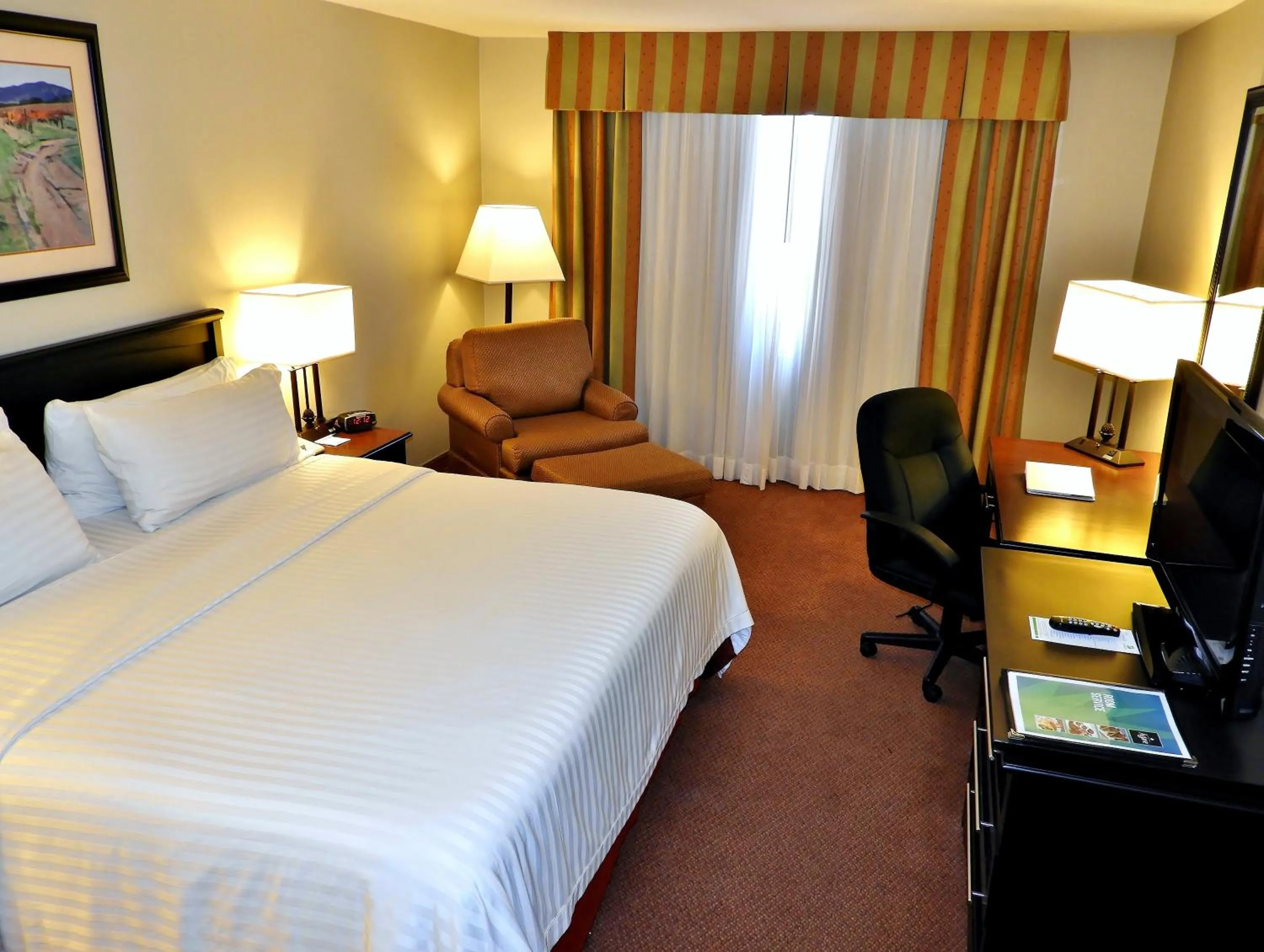 Photo of the whole room, Bed in Holiday Inn Reynosa Zona Dorada by IHG