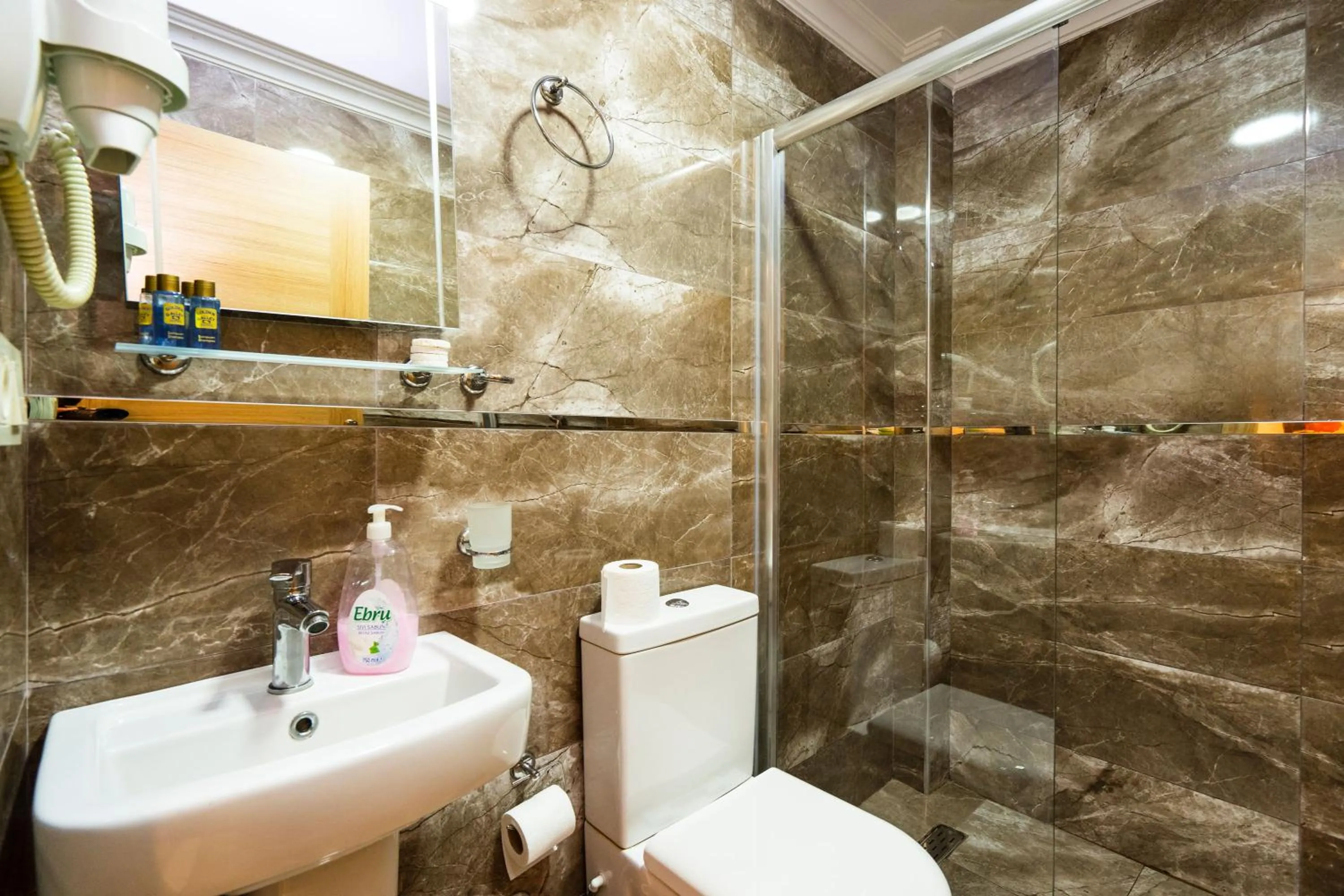 Shower in Harbour Suites Old City